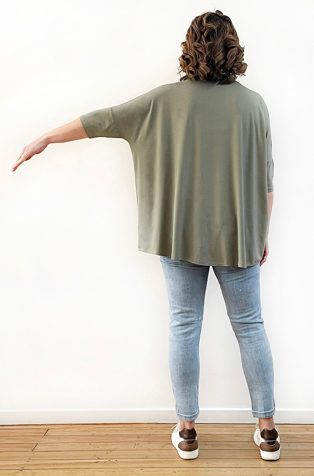 BAMBOO SHORT SLEEVE CURVED HEM BOX TOP KHAKI