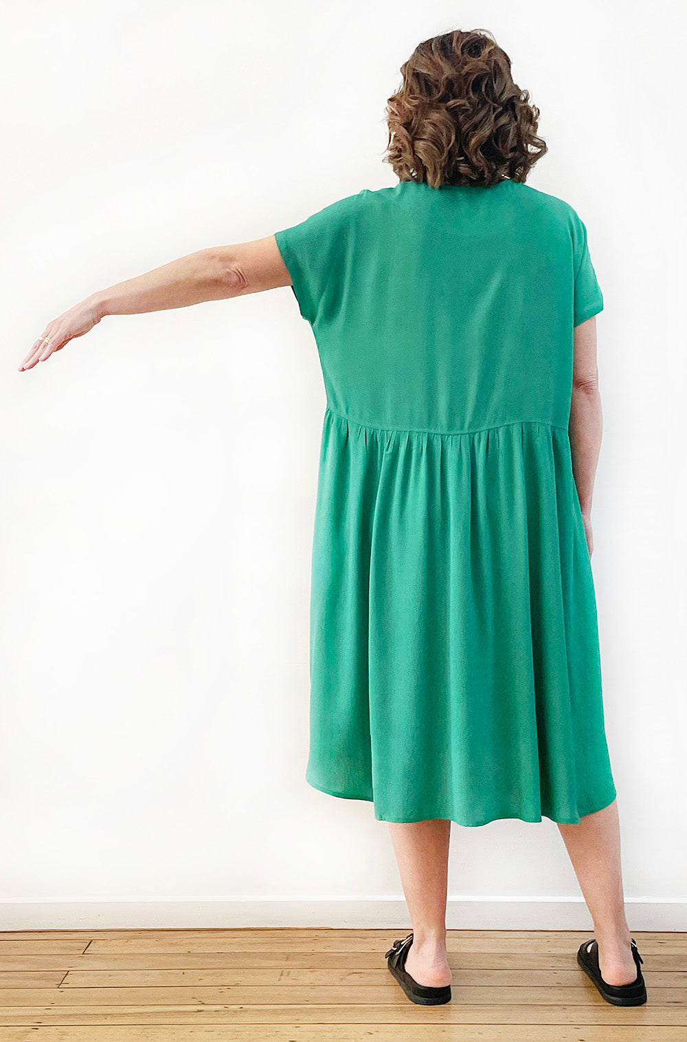 VISCOSE V-NECK SMOCK DRESS JADE GREEN