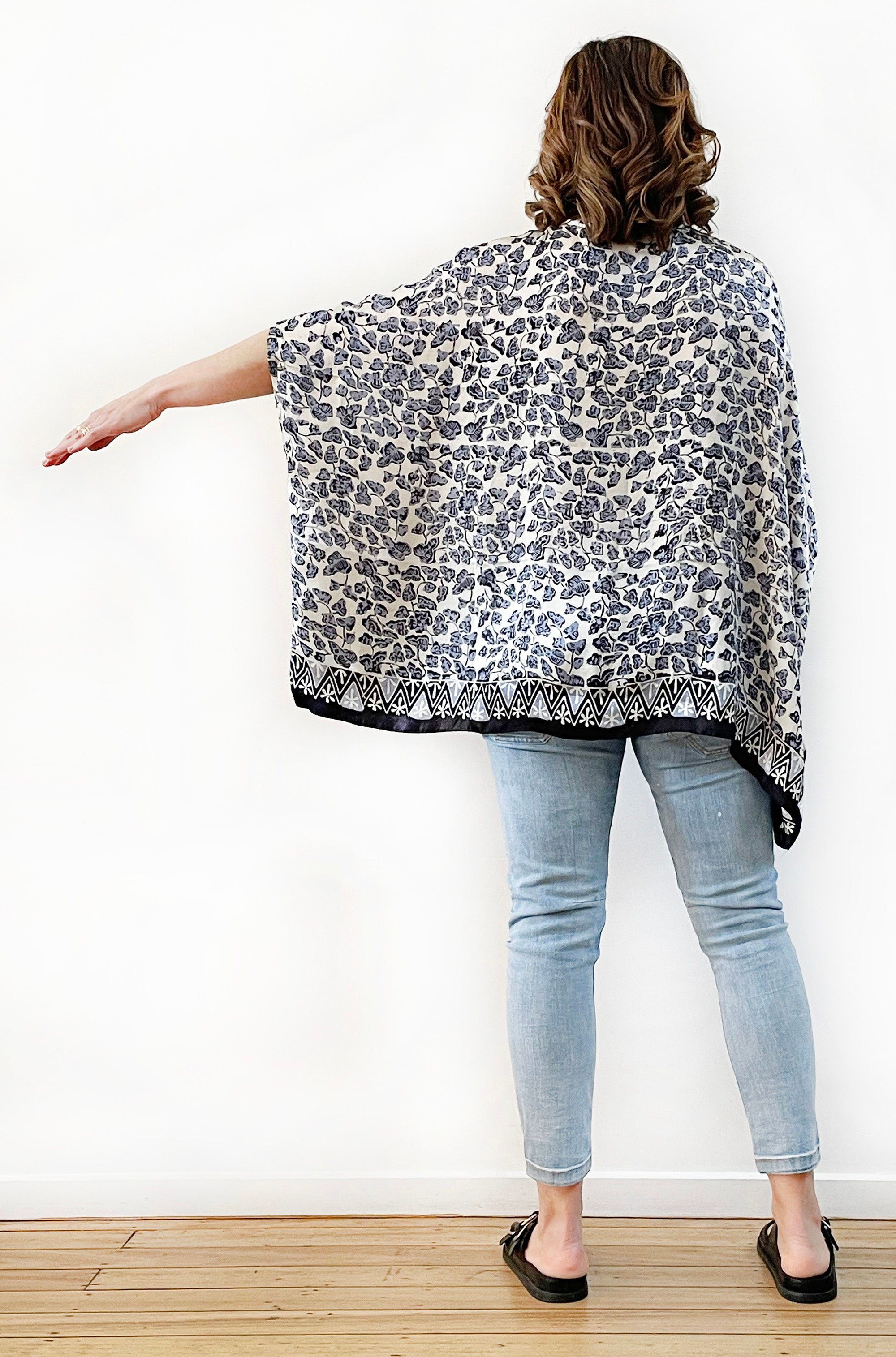 SILK PONCHO IN BLUE LEAF PRINT