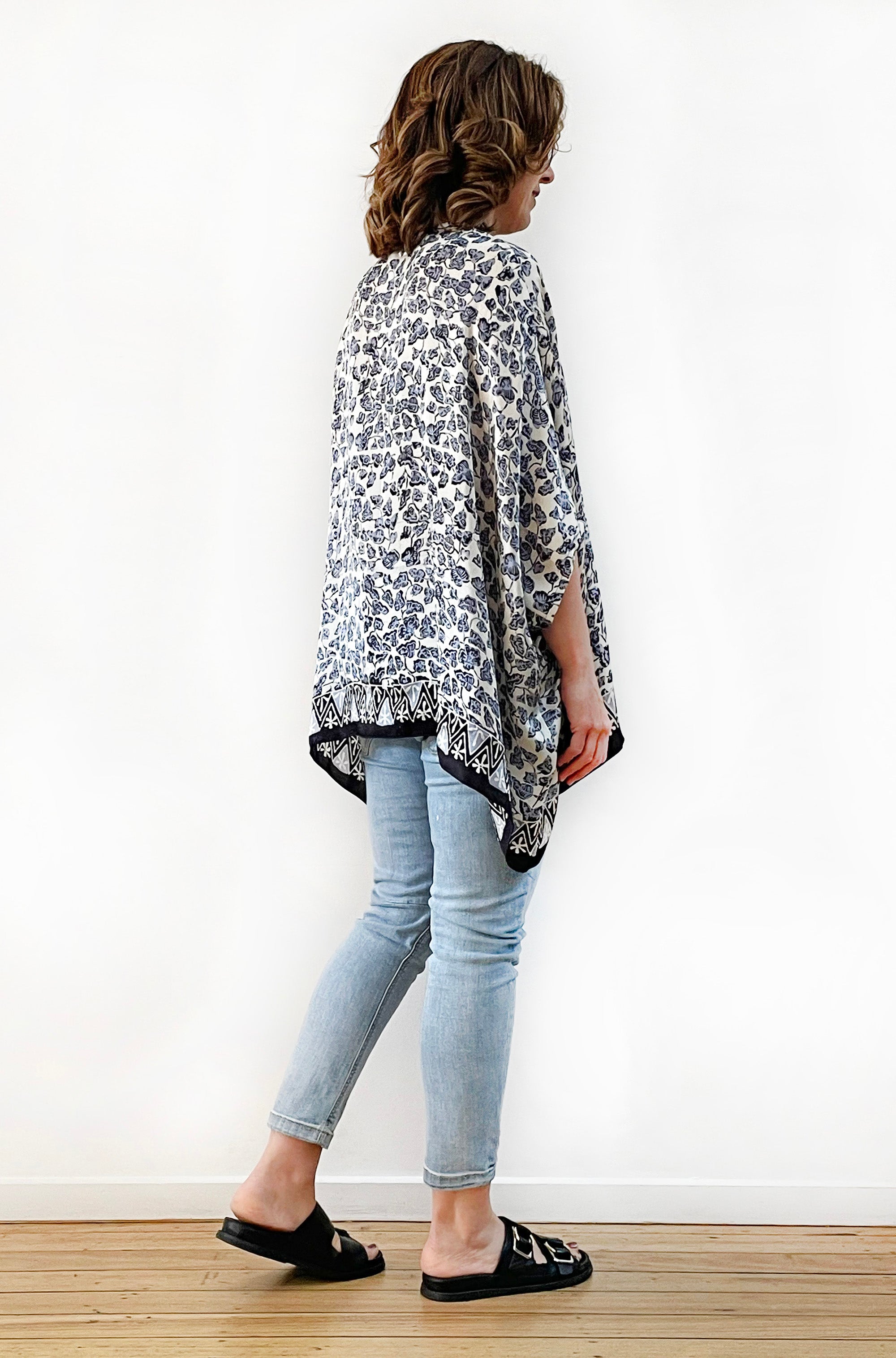 SILK PONCHO IN BLUE LEAF PRINT