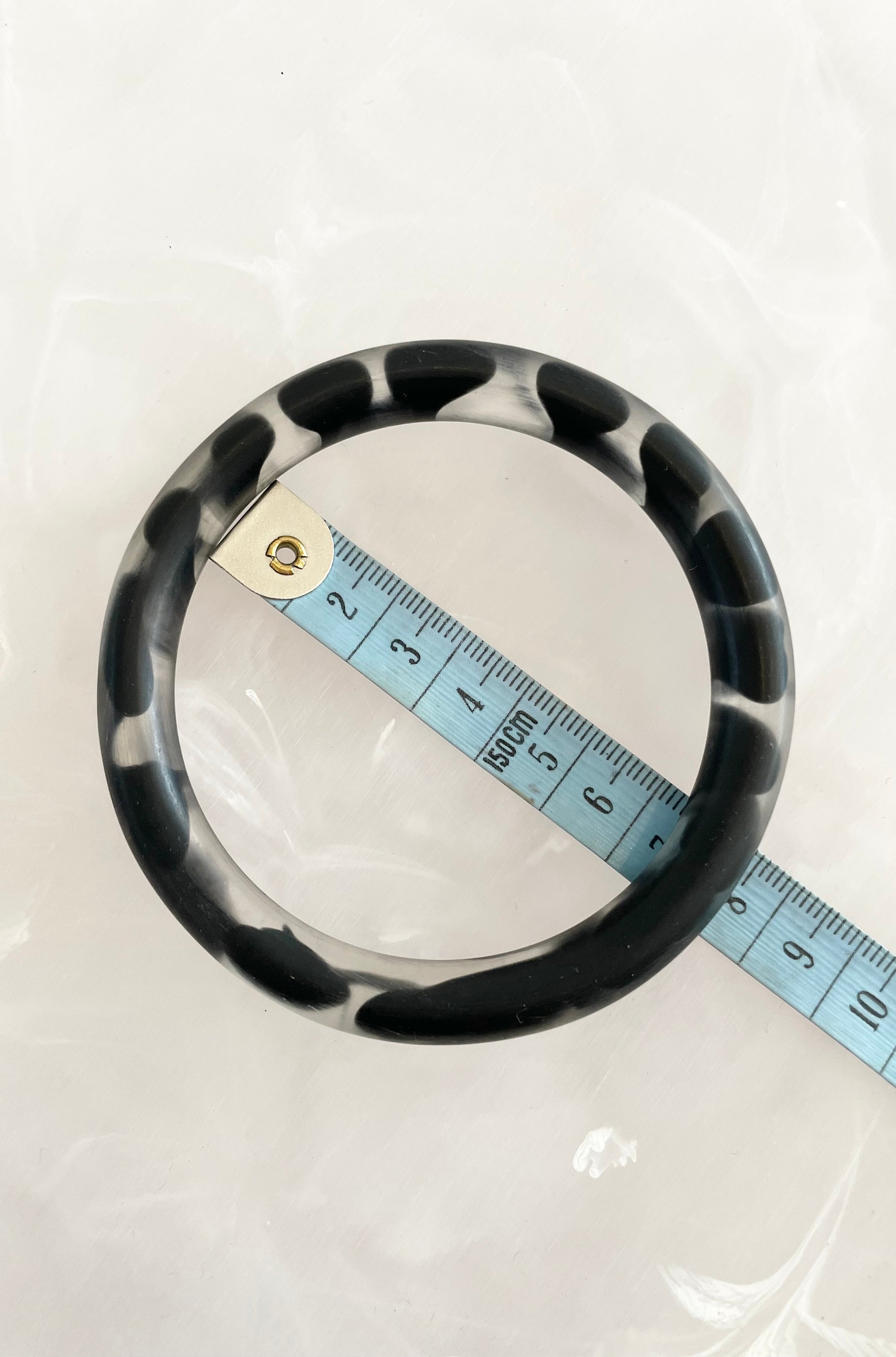 RESIN ROUND BANGLE CLEAR/BLACK