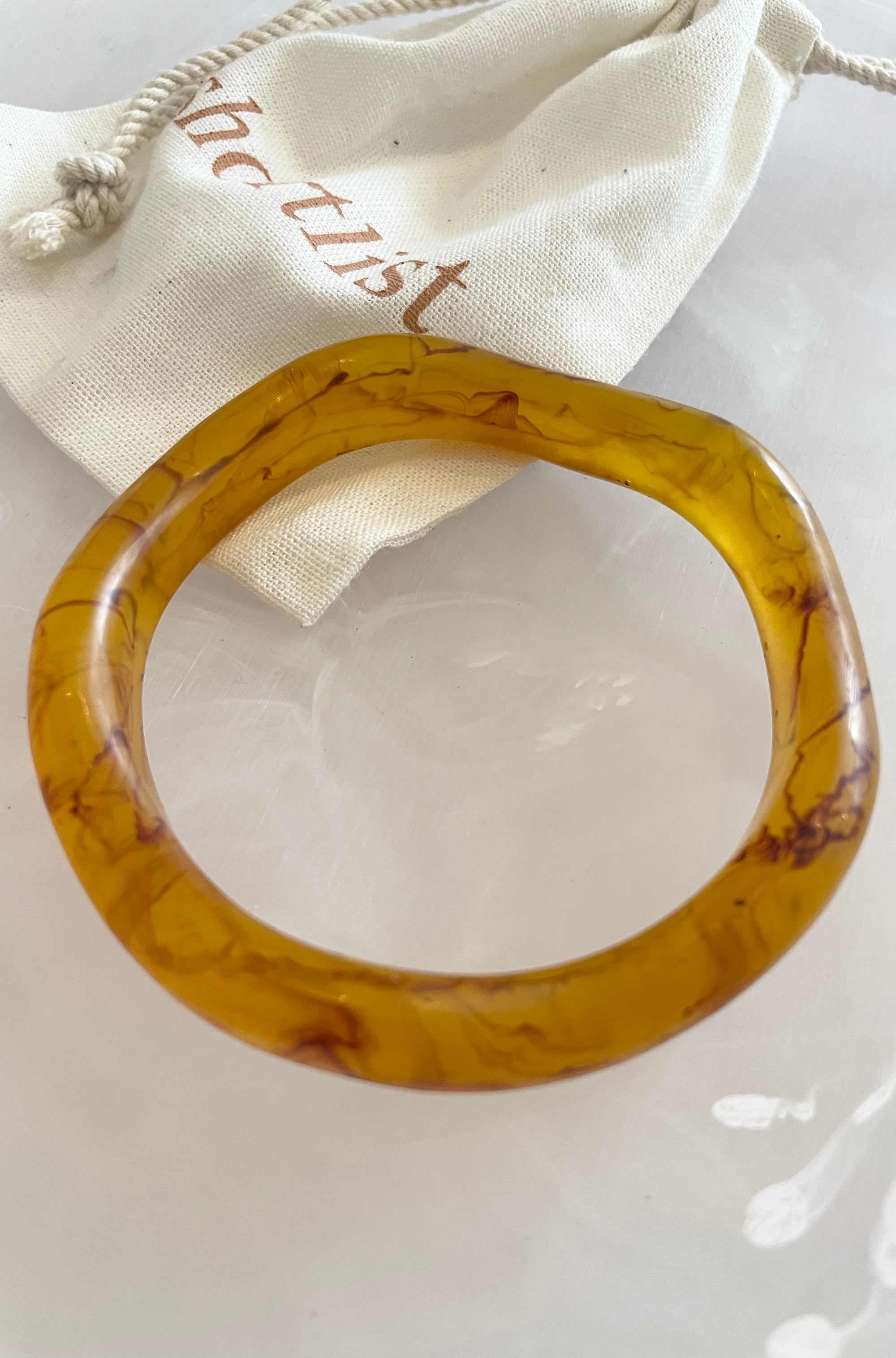 RESIN WAVY BANGLE AMBER