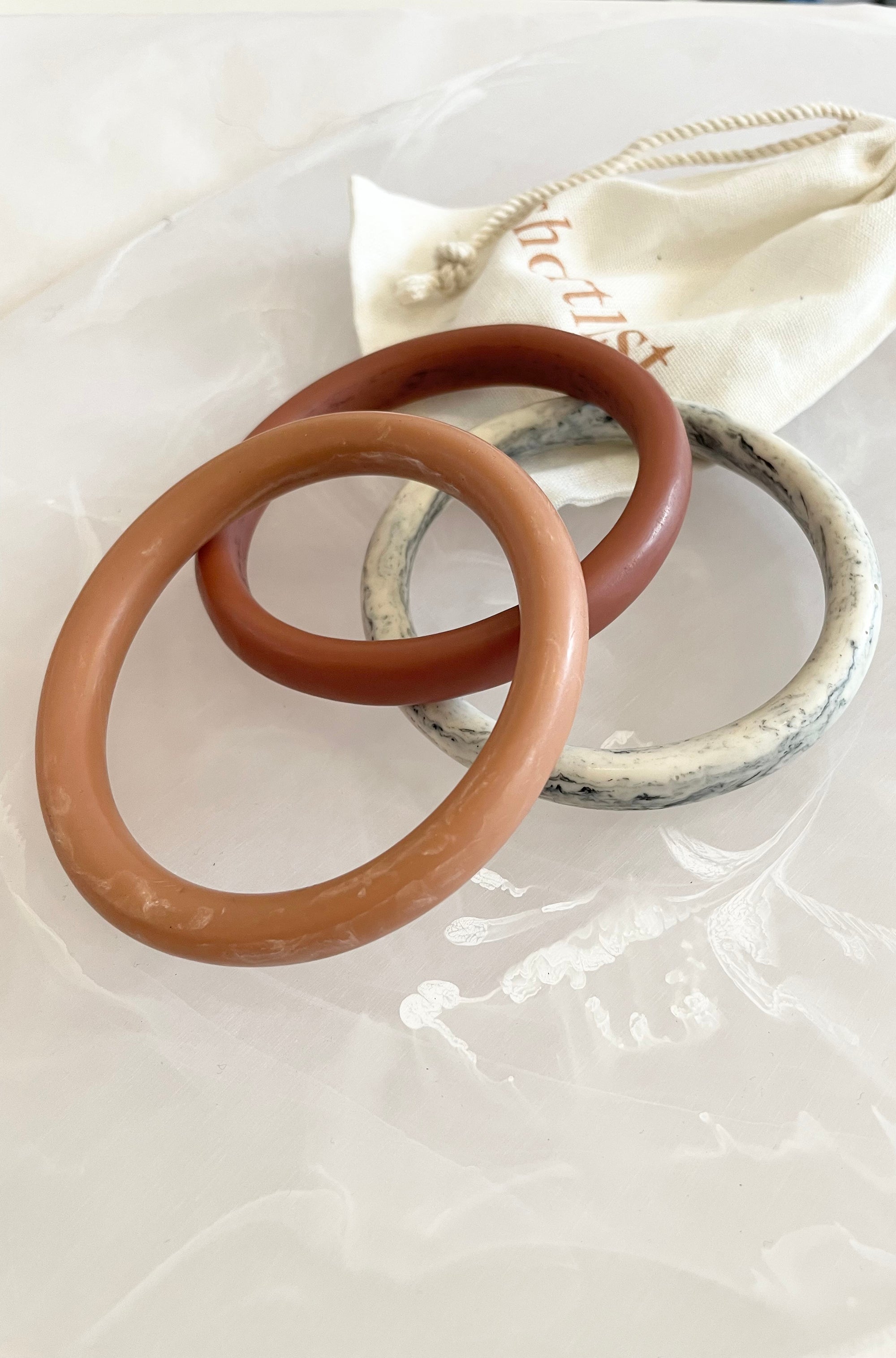 RESIN ROUND BANGLE WHITE MARBLE