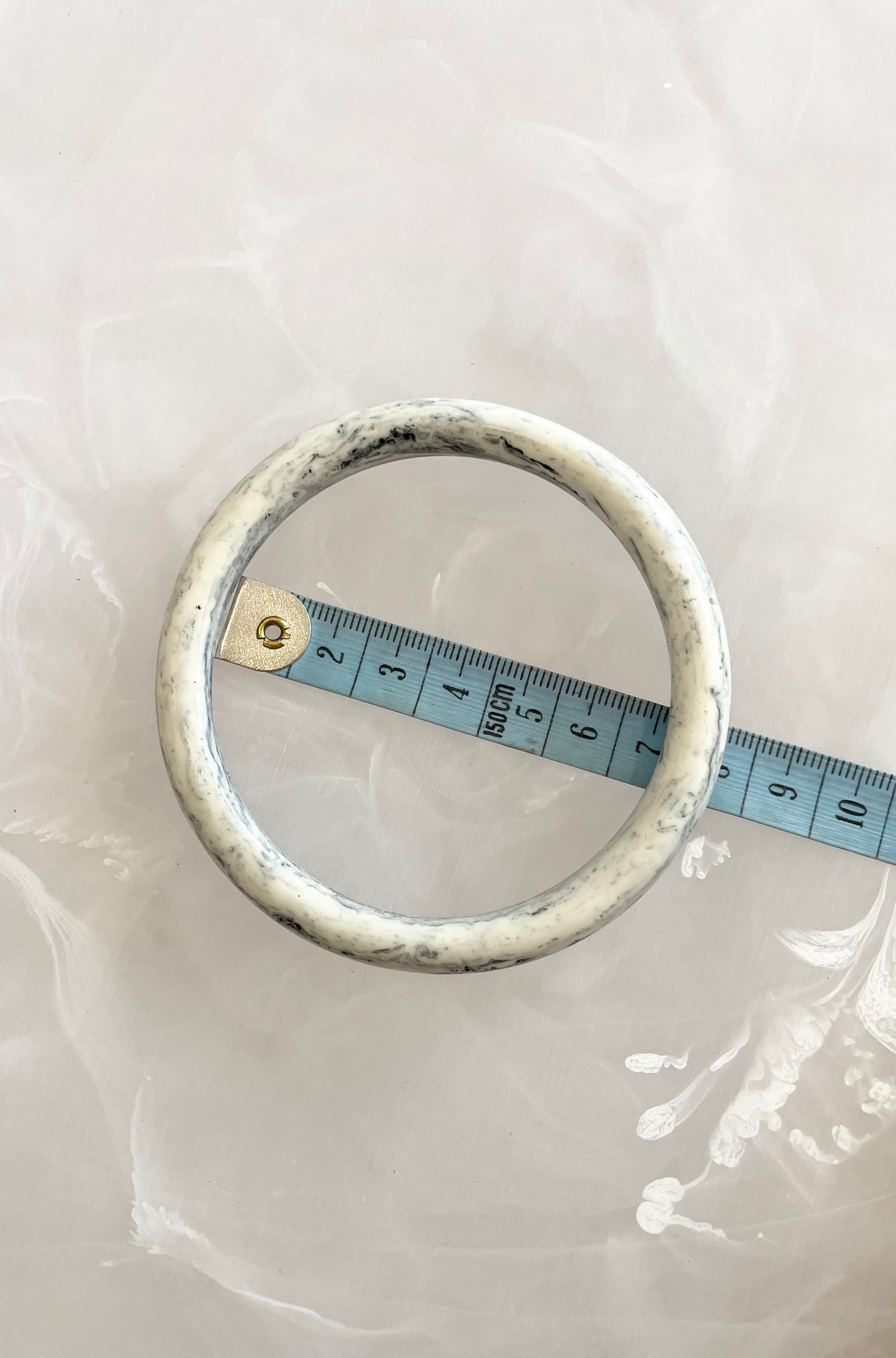 RESIN ROUND BANGLE WHITE MARBLE