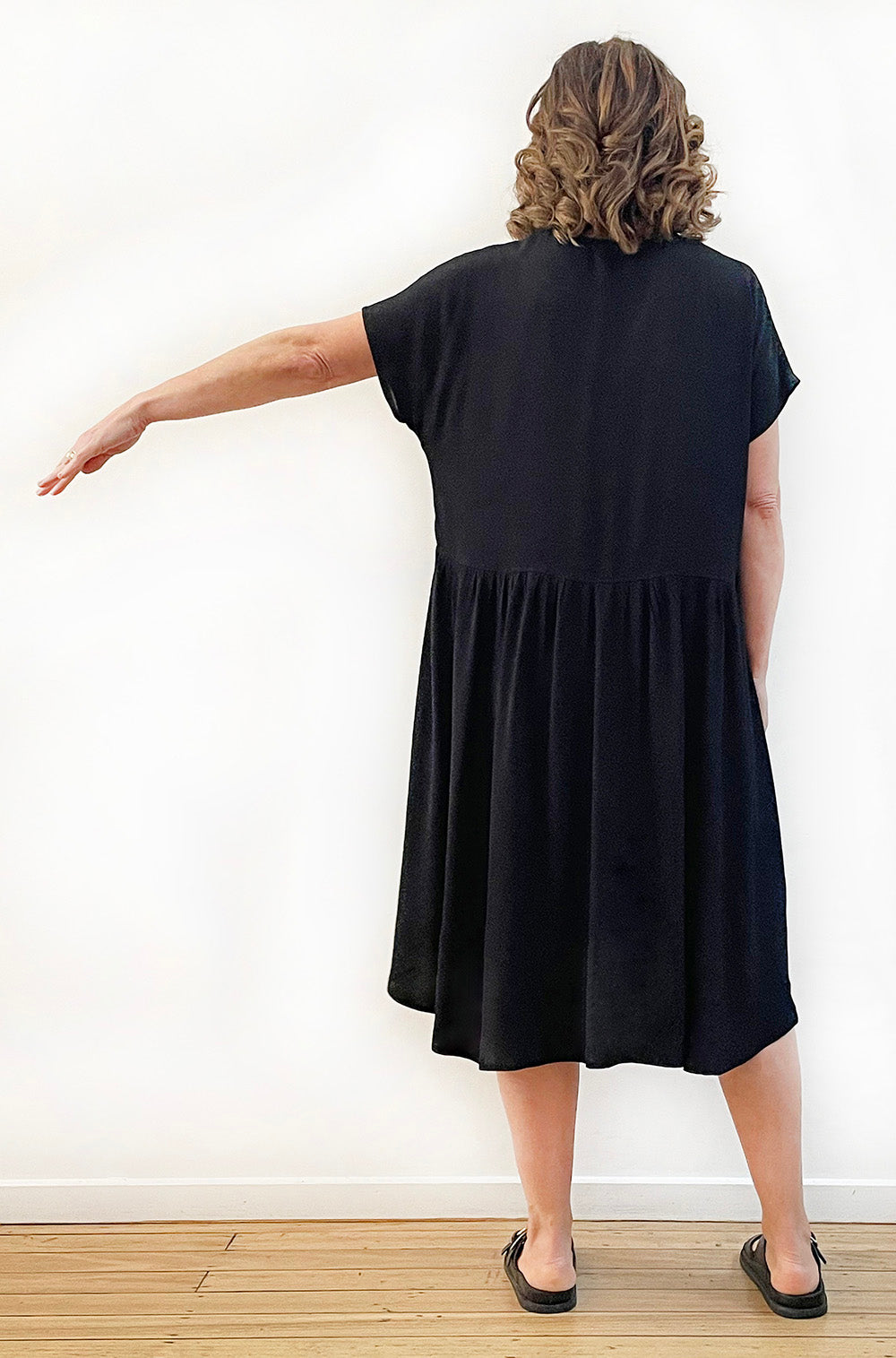 VISCOSE V-NECK SMOCK DRESS BLACK