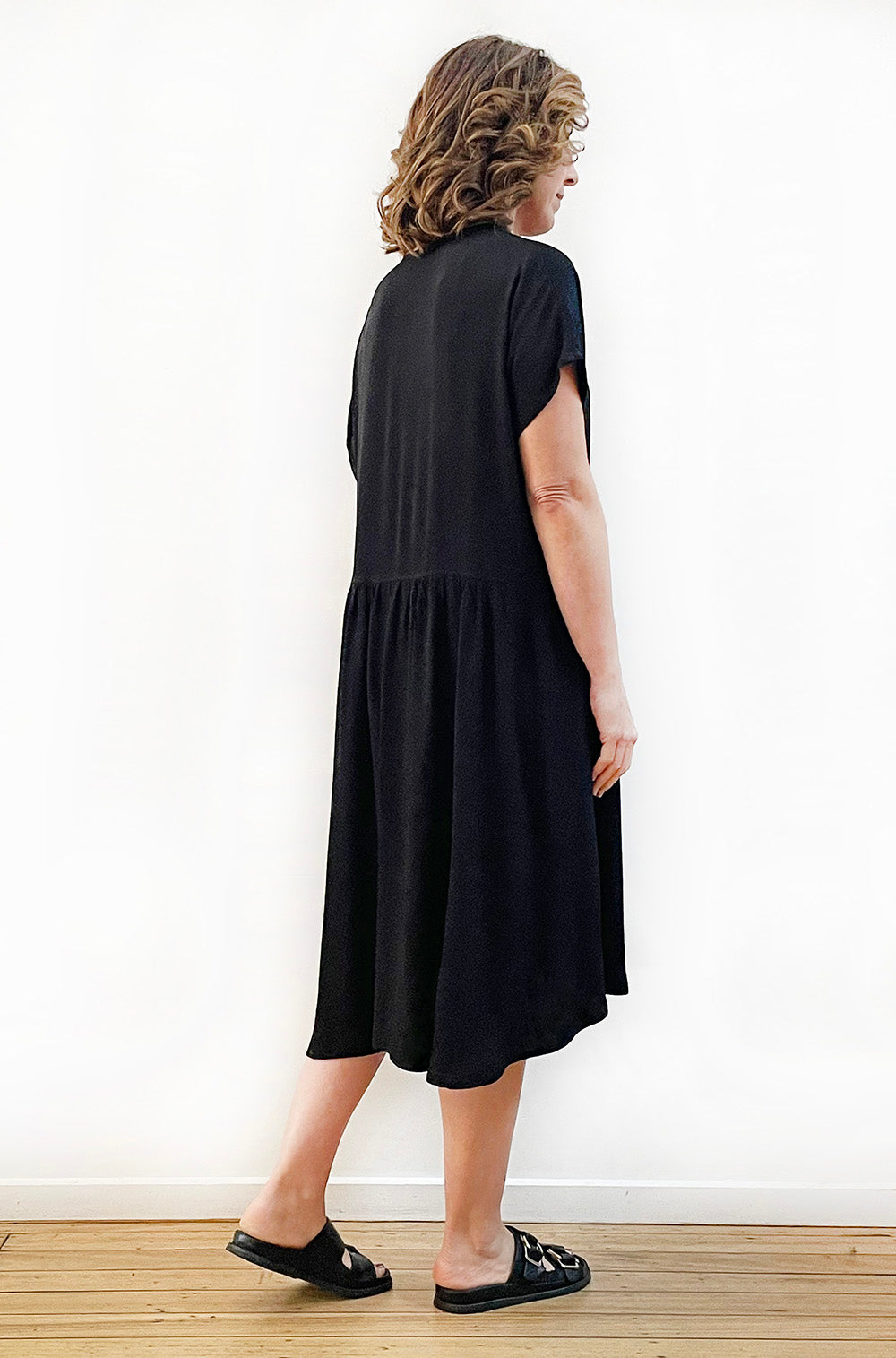 VISCOSE V-NECK SMOCK DRESS BLACK