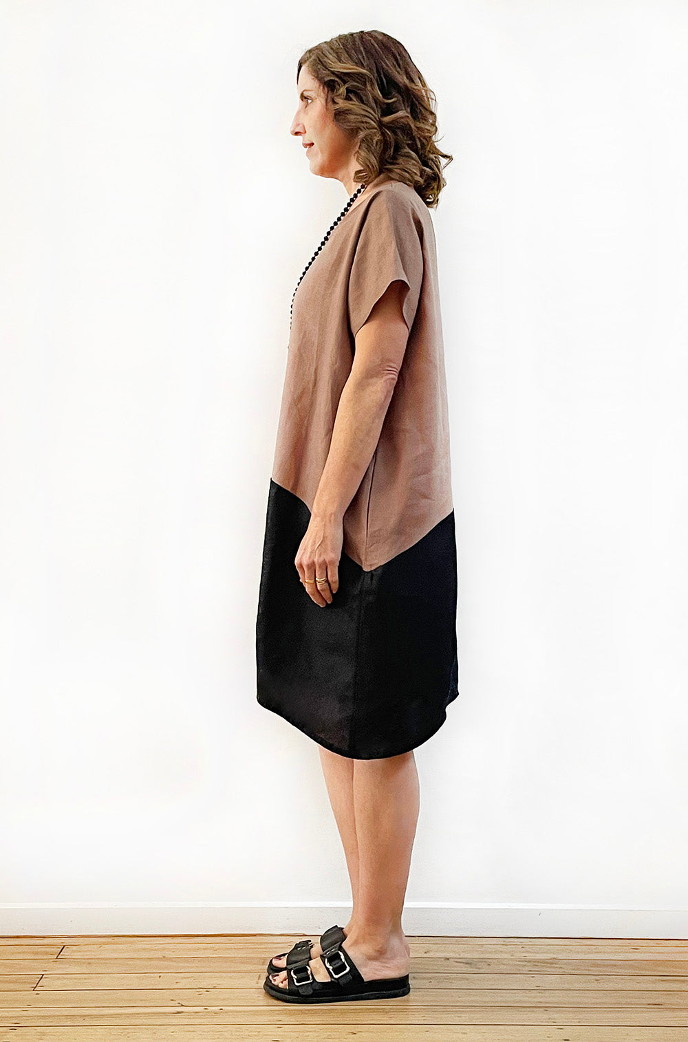 LINEN SPLICED LANTERN DRESS MOCHA/BLACK