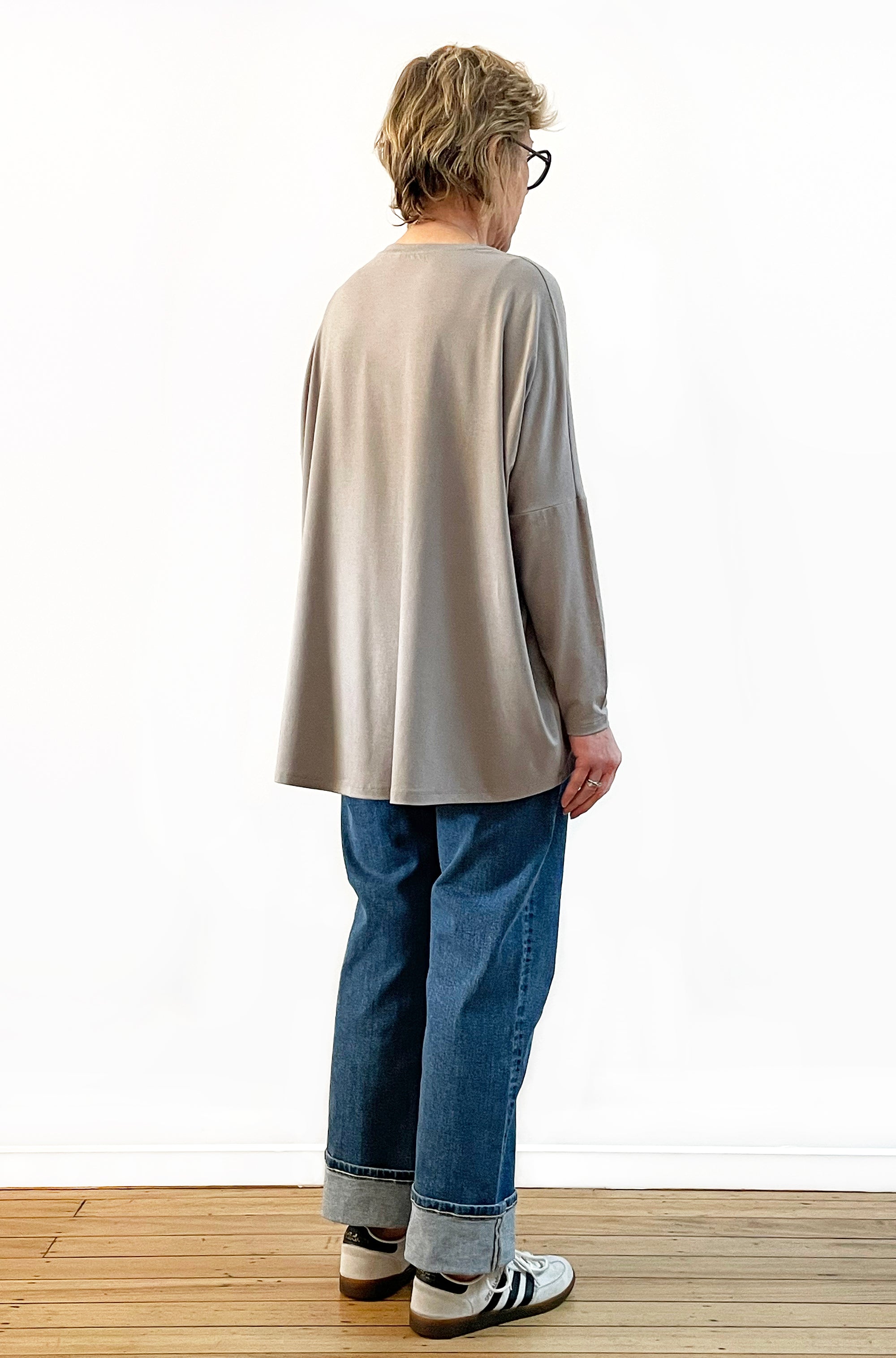 BAMBOO LONG SLEEVE CURVED HEM BOX TOP TAUPE