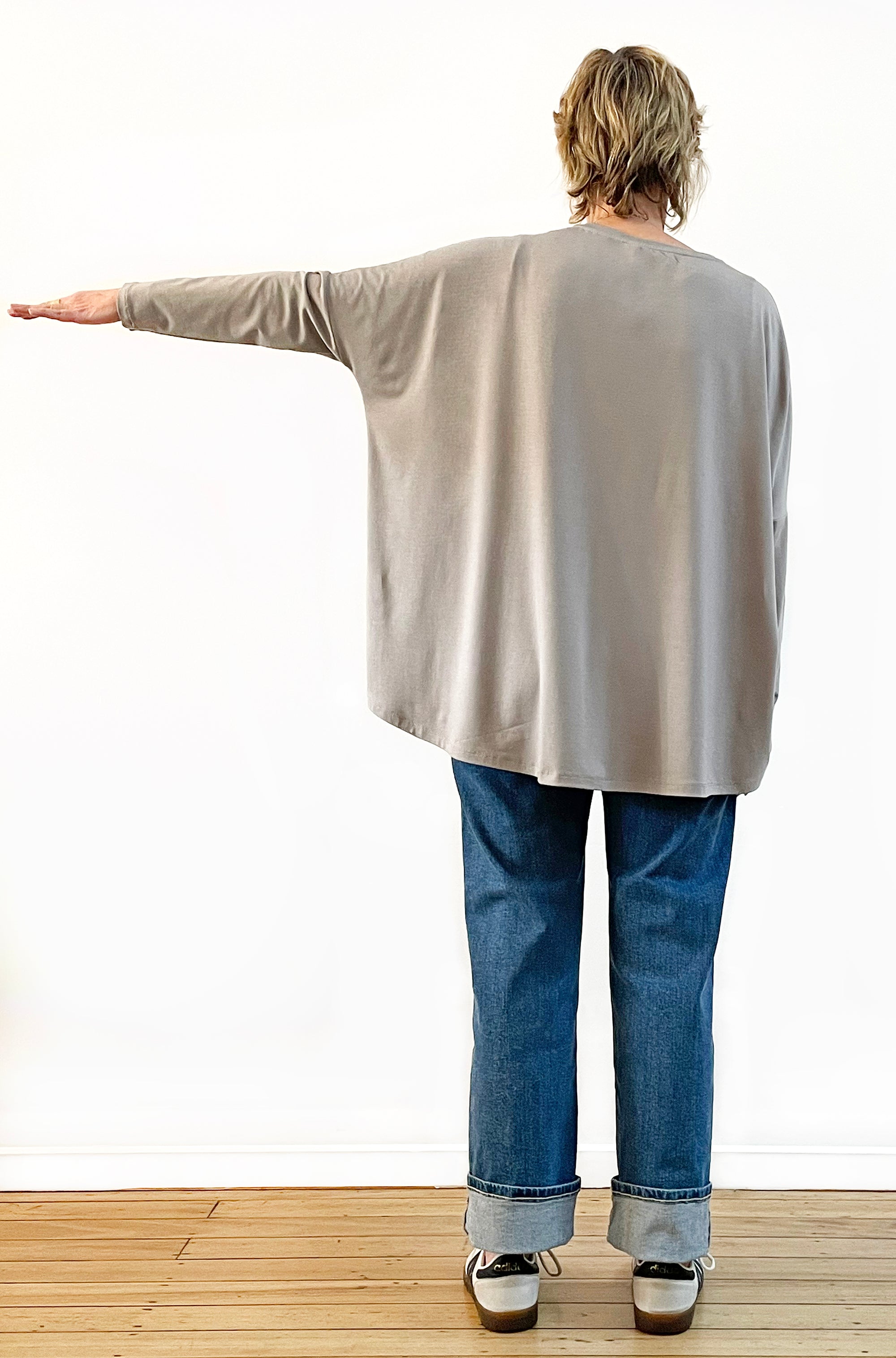 BAMBOO LONG SLEEVE CURVED HEM BOX TOP TAUPE