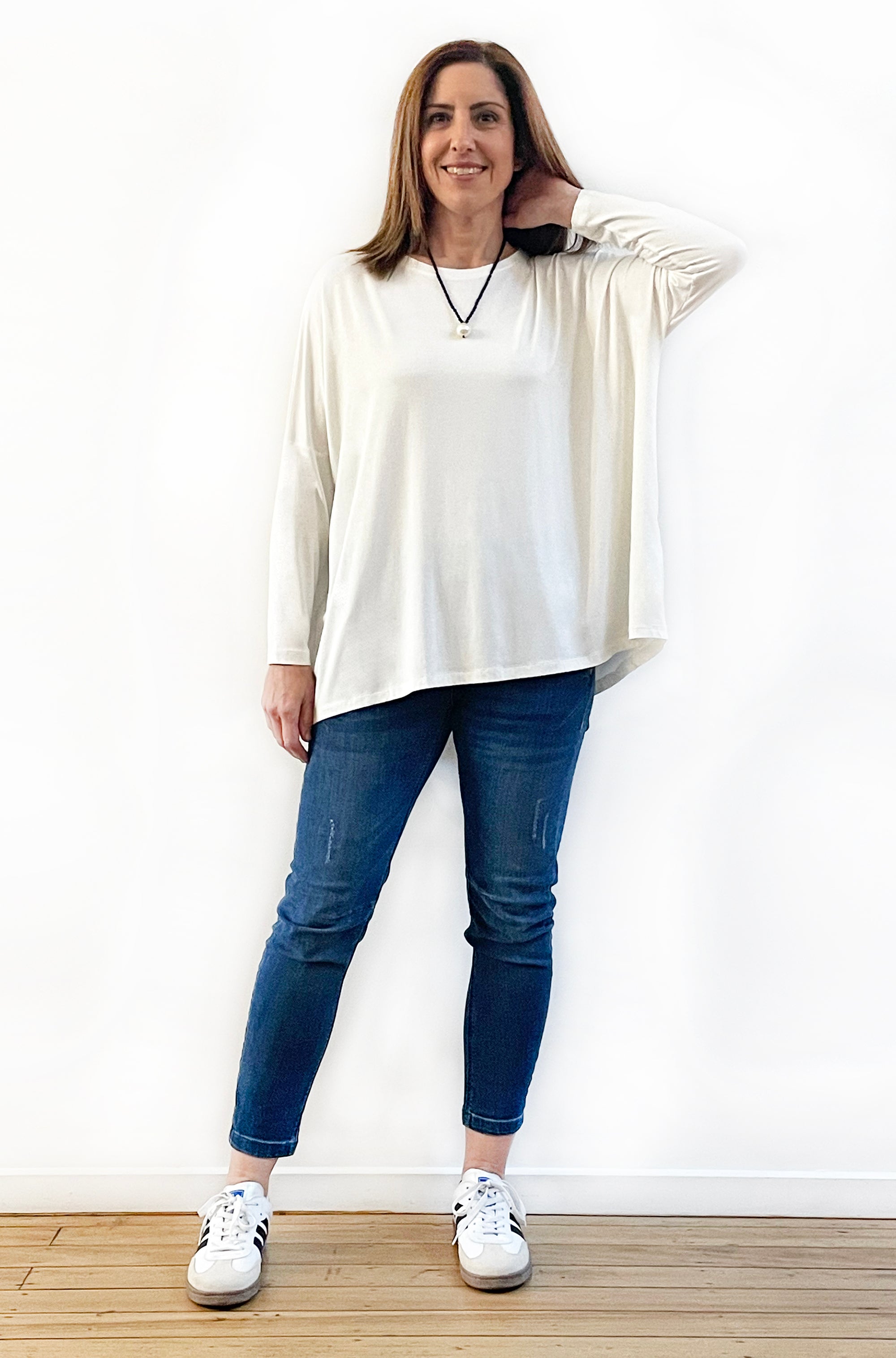 BAMBOO LONG SLEEVE CURVED HEM BOX TOP OFF WHITE