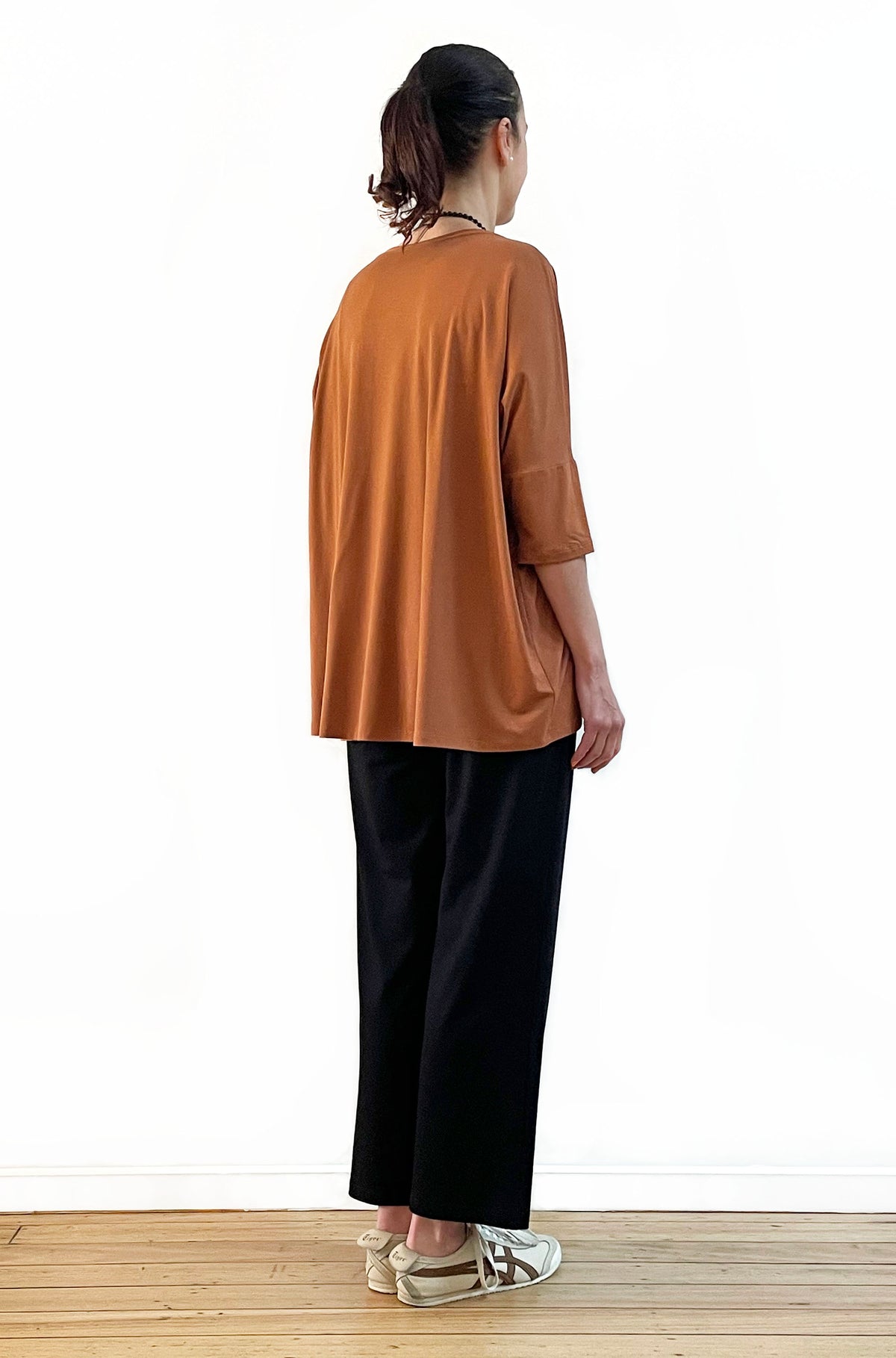BAMBOO SHORT SLEEVE CURVED HEM BOX TOP CHESNUT