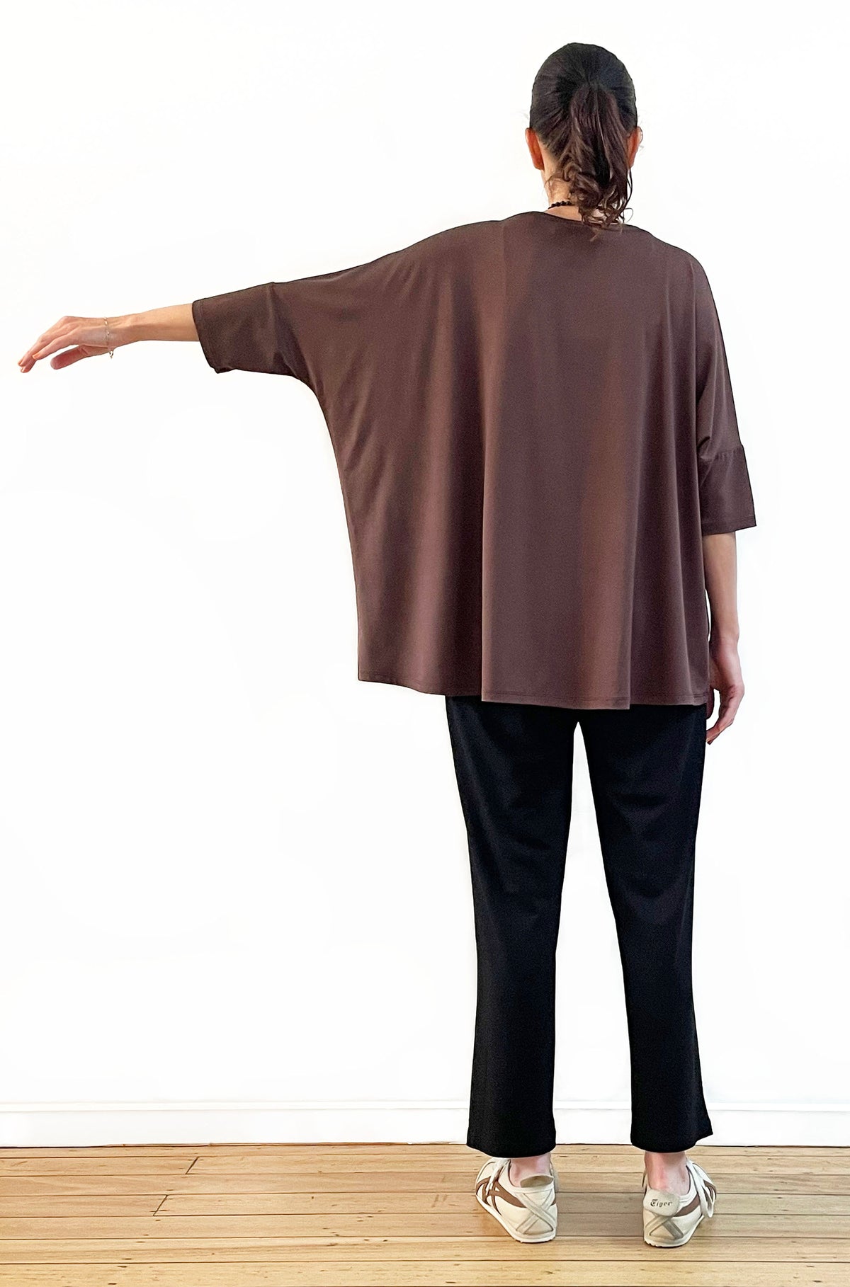 BAMBOO SHORT SLEEVE CURVED HEM BOX TOP CHOCOLATE