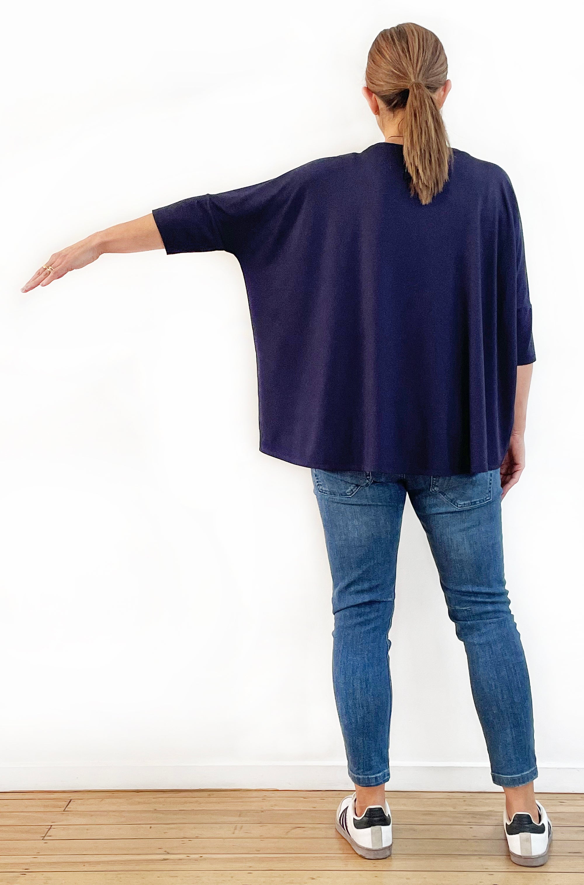 BAMBOO SHORT SLEEVE CURVED HEM BOX TOP NAVY