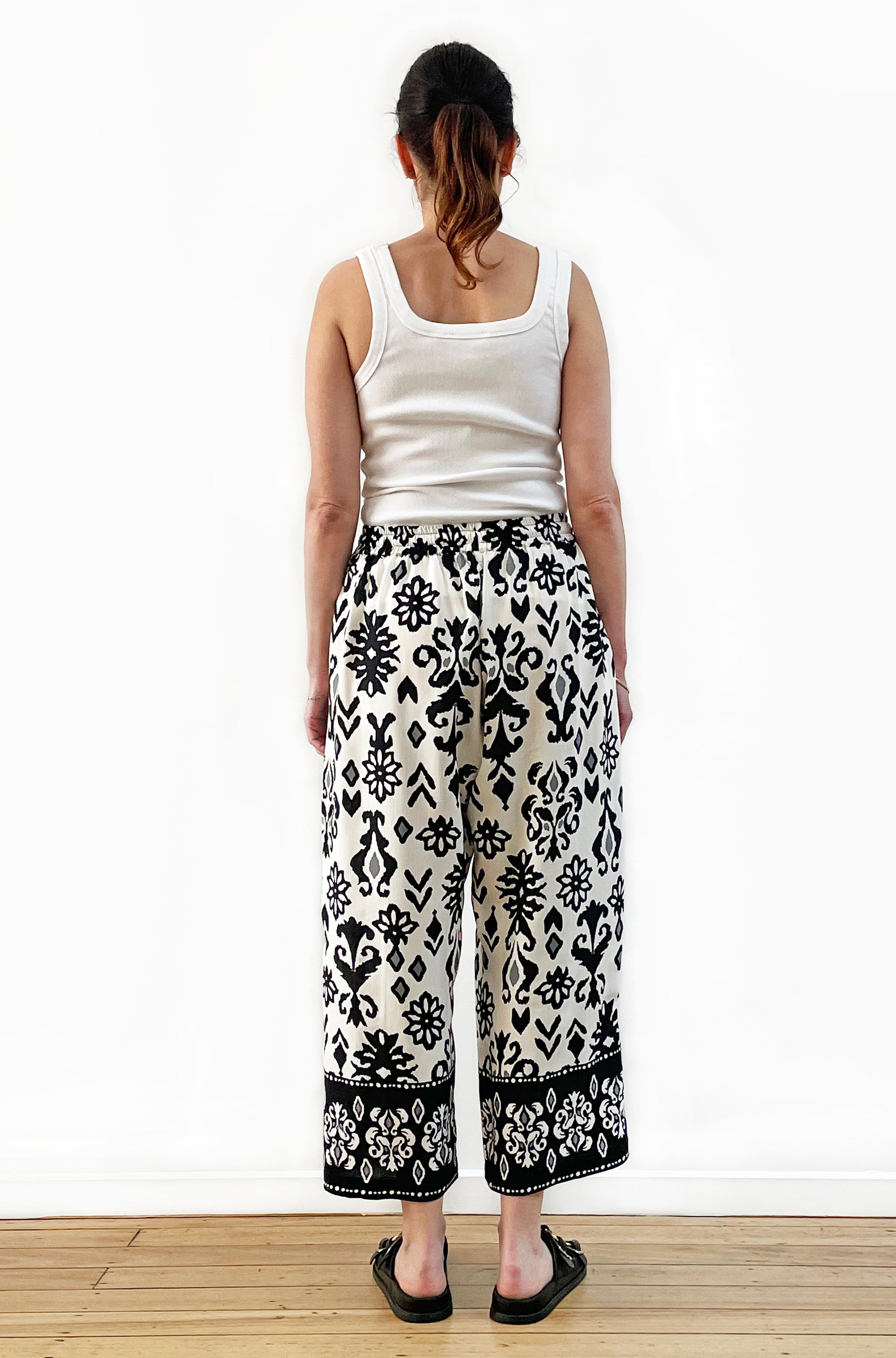 BORDER PRINT CROPPED WIDE LEG PANT BLACK