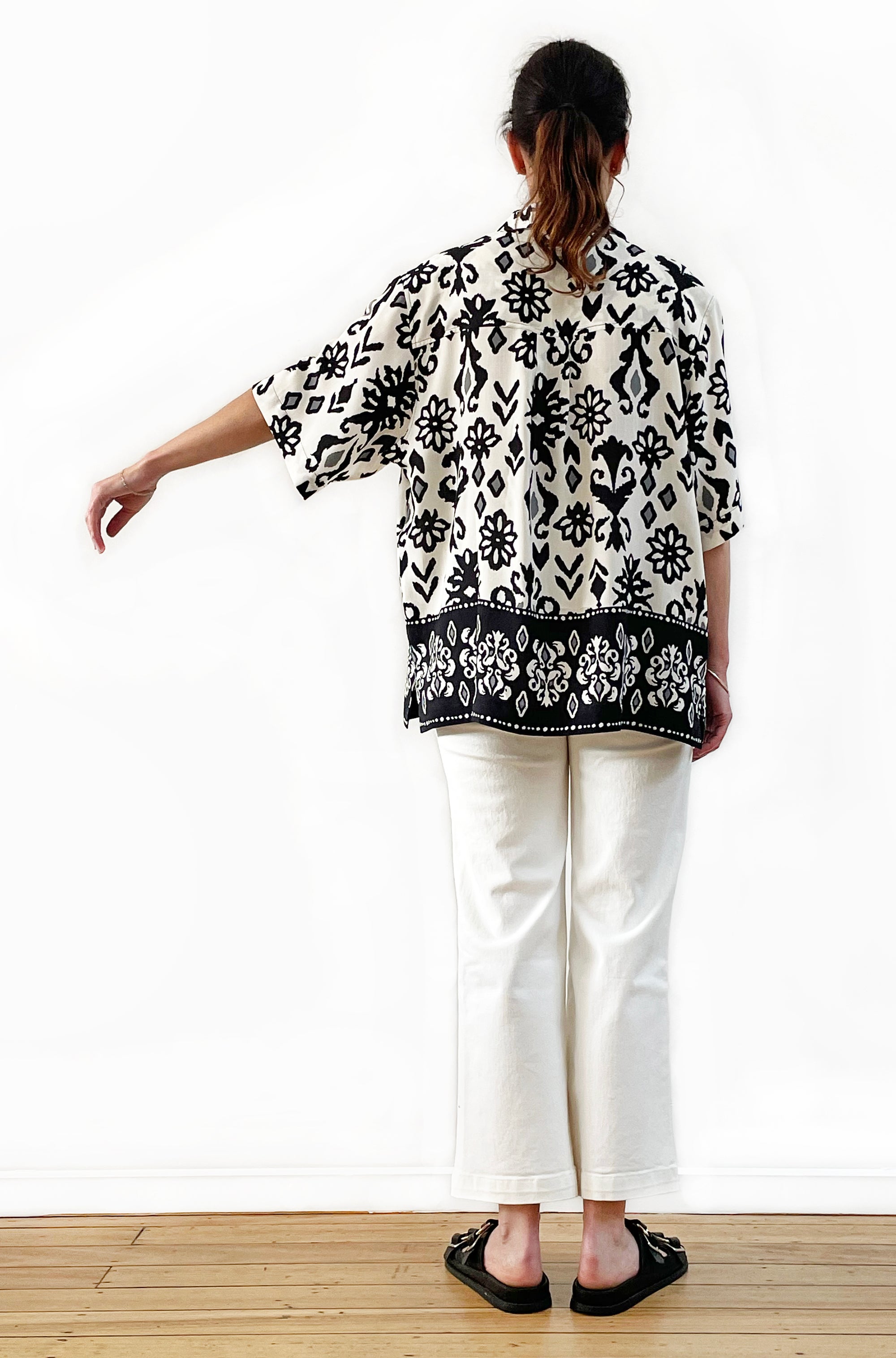 BORDER PRINT SHORT SLEEVE SHIRT BLACK