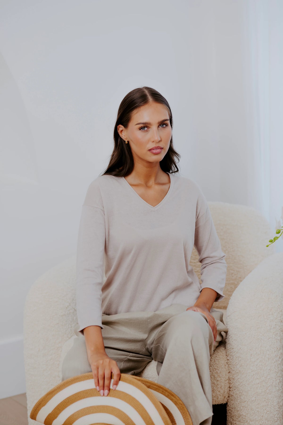 BRIDGE & LORD LINEN/COTTON V-NECK RELAXED PULLOVER STRING
