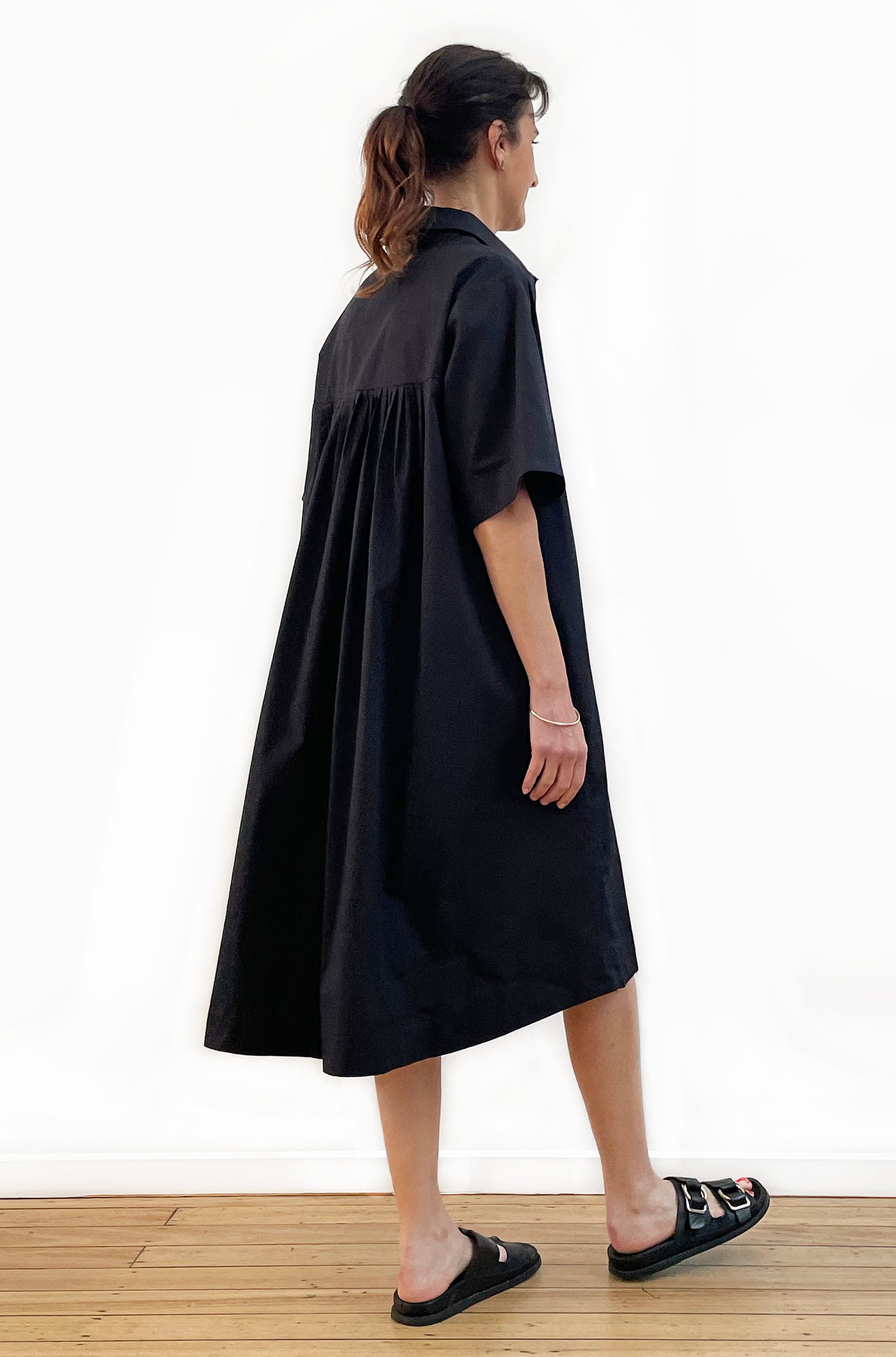COTTON GATHERED BACK SWING SHIRT DRESS BLACK