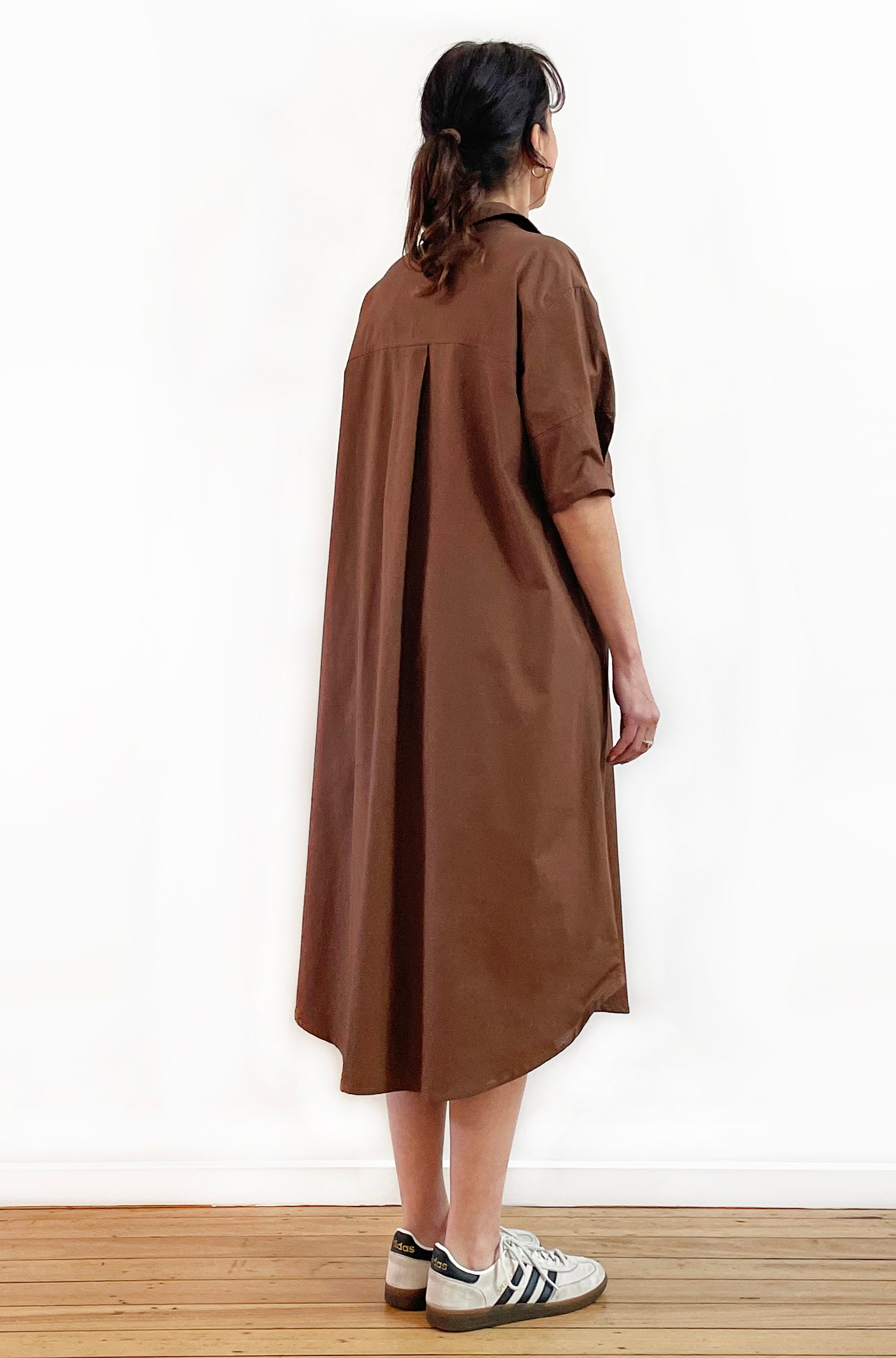 COTTON SHORT SLEEVE CURVED YOKE SHIRT DRESS MILK CHOCOLATE