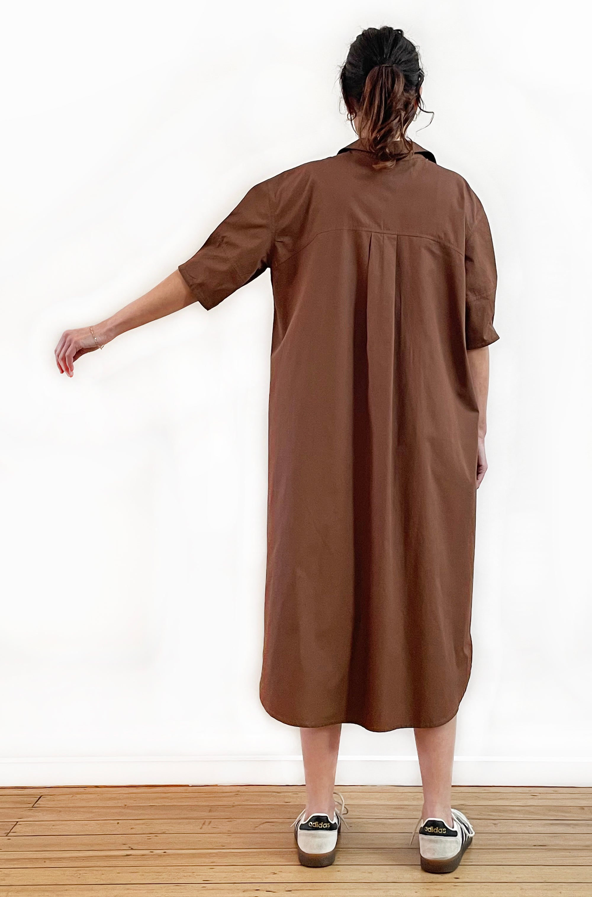COTTON SHORT SLEEVE CURVED YOKE SHIRT DRESS MILK CHOCOLATE