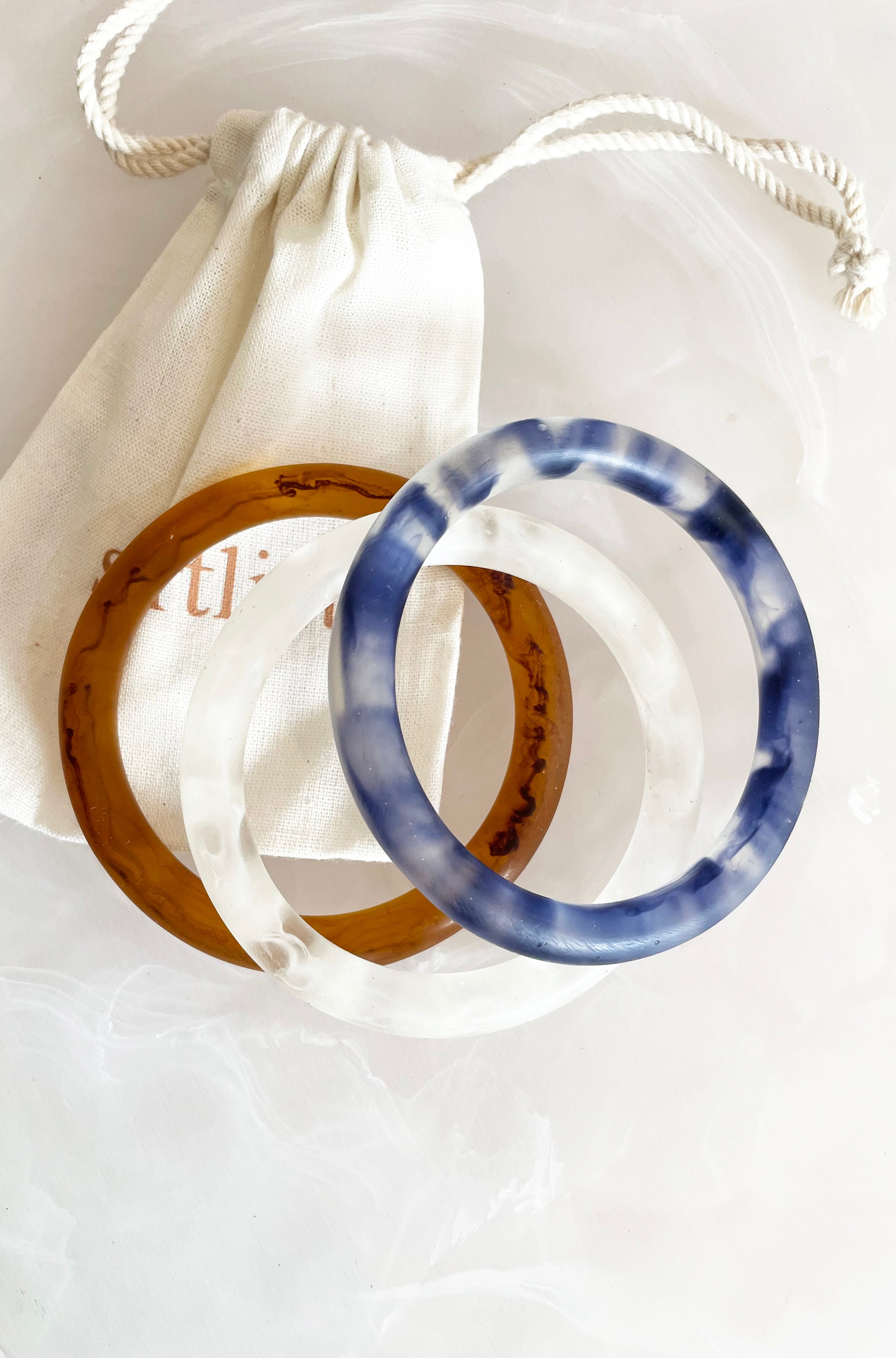 RESIN ROUND BANGLE CLEAR/NAVY