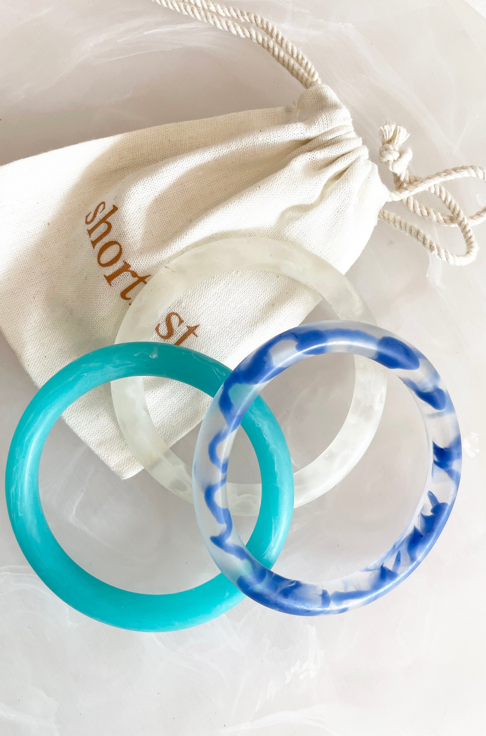 RESIN ROUND BANGLE CLEAR/BLUE