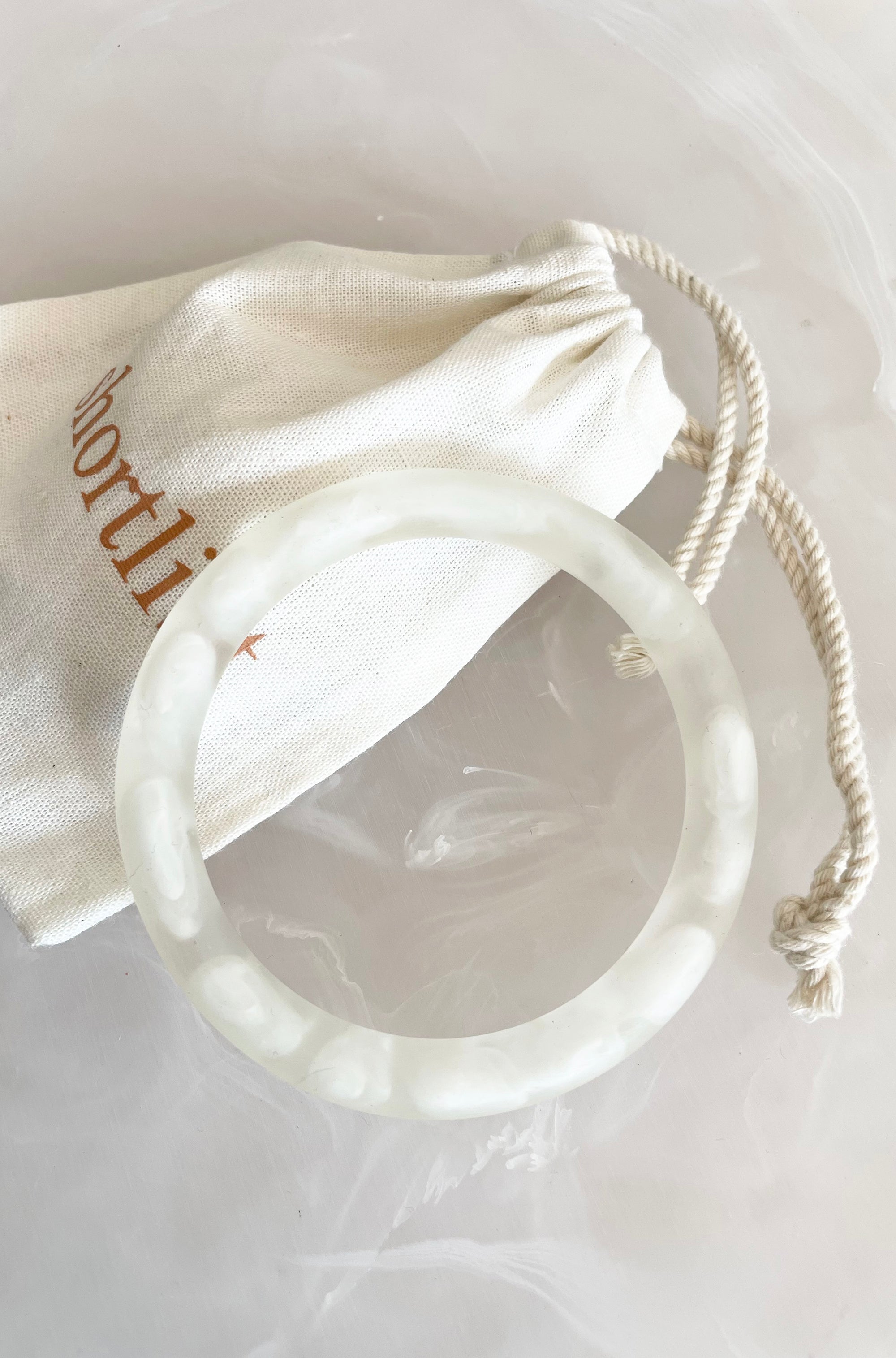 RESIN ROUND BANGLE CLEAR/WHITE