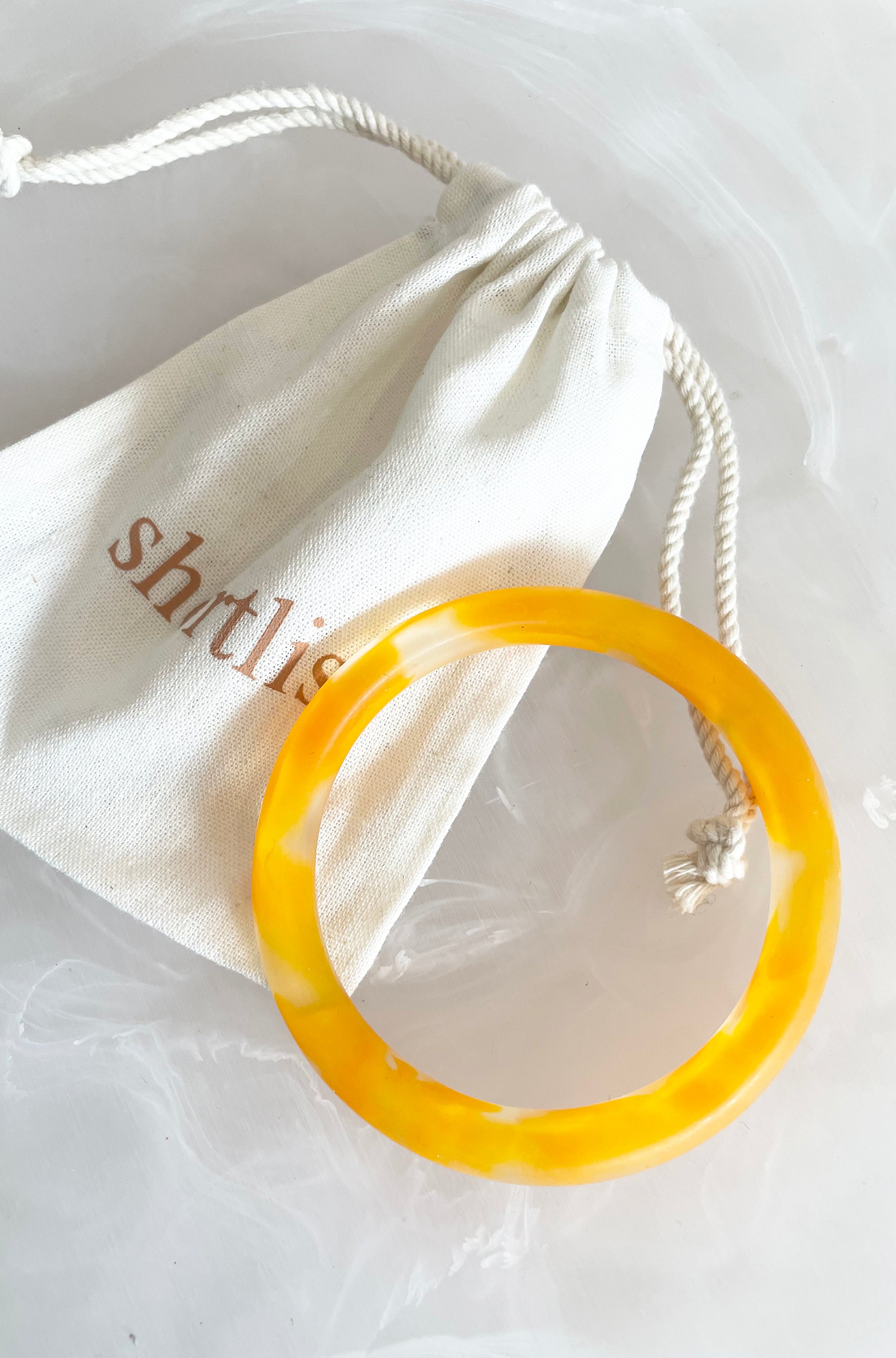 RESIN ROUND BANGLE CLEAR/YELLOW