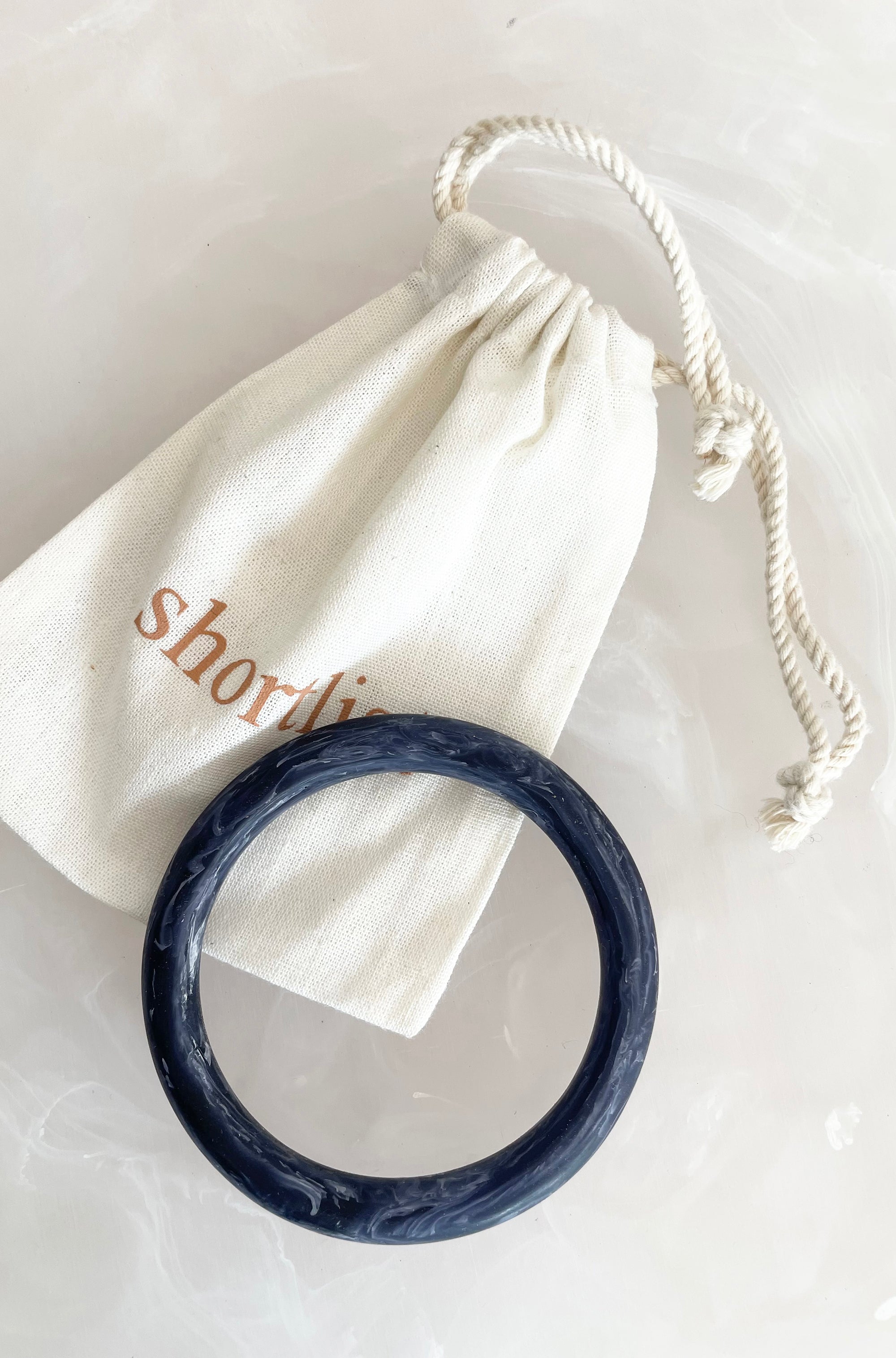 RESIN ROUND BANGLE NAVY/WHITE MARBLE