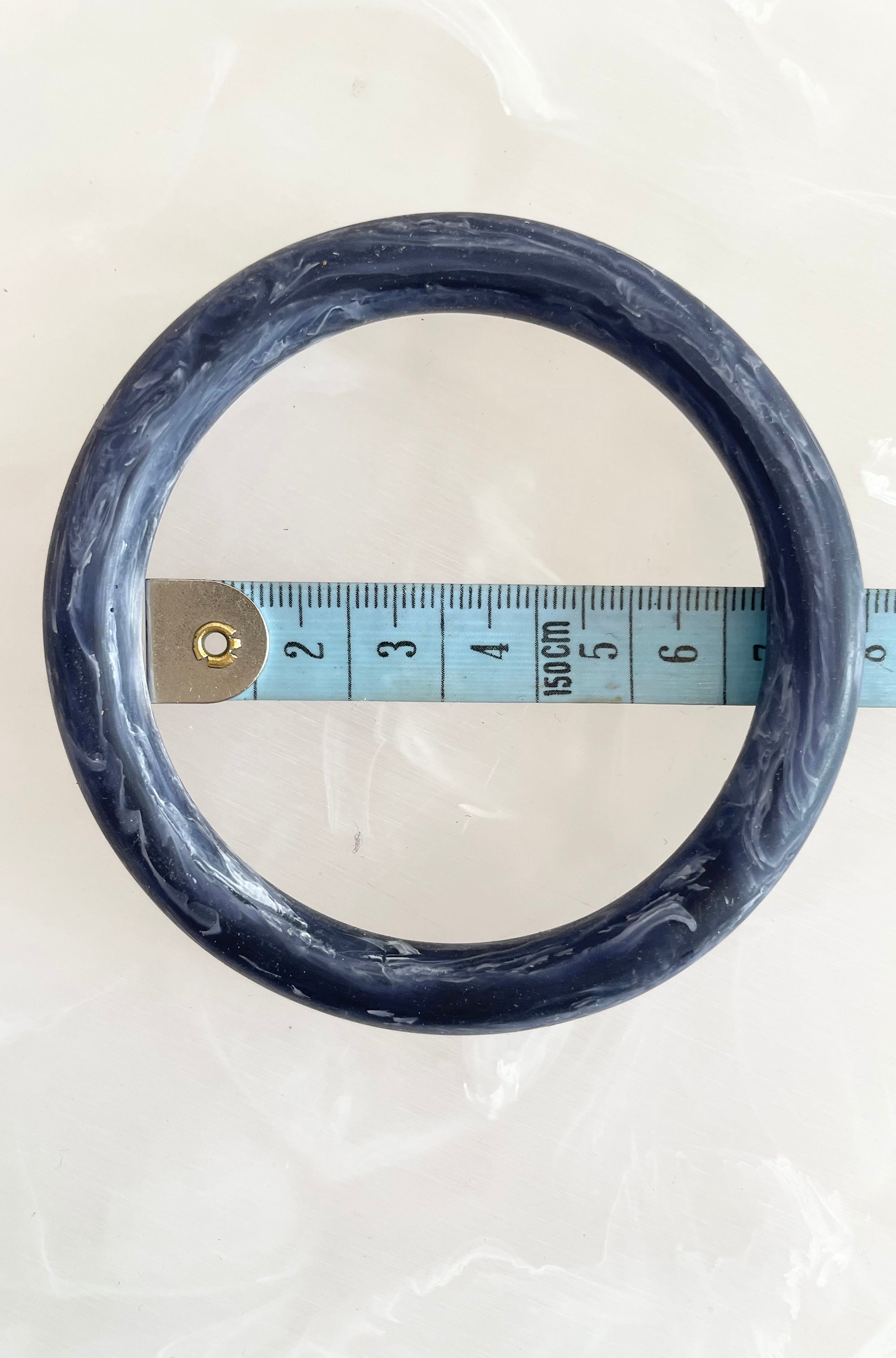 RESIN ROUND BANGLE NAVY/WHITE MARBLE