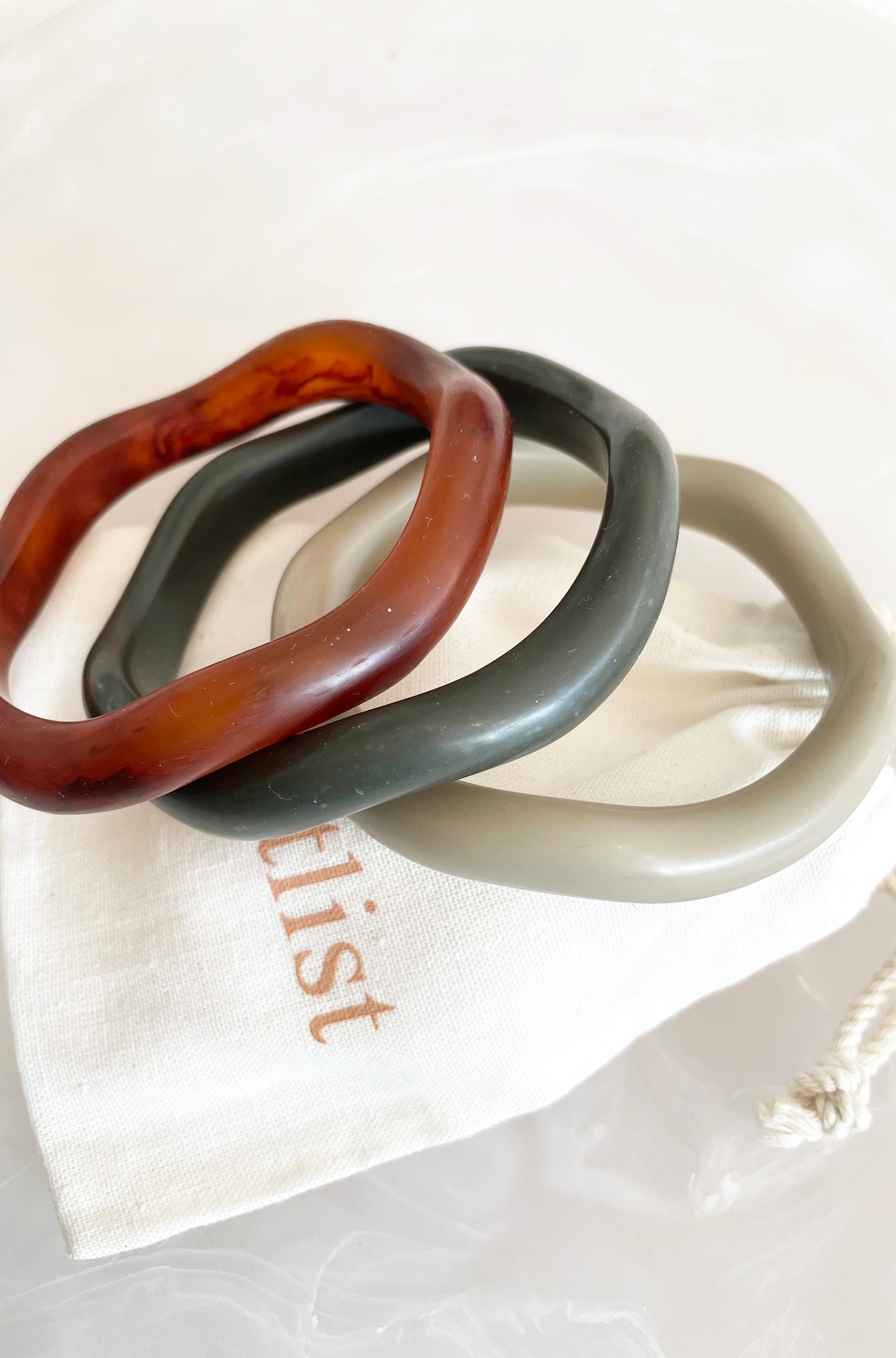 RESIN WAVY BANGLE DARK OLIVE