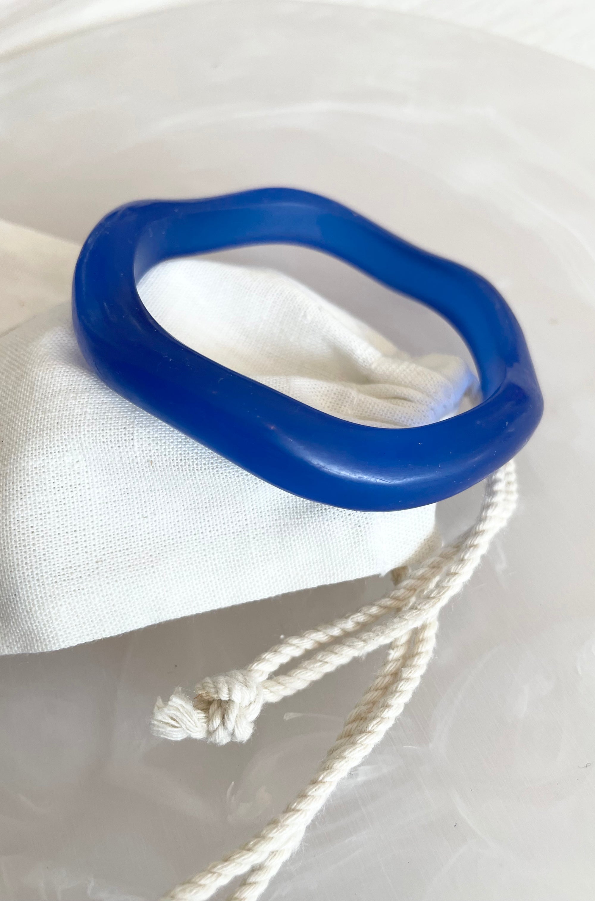 RESIN WAVY BANGLE BLUE