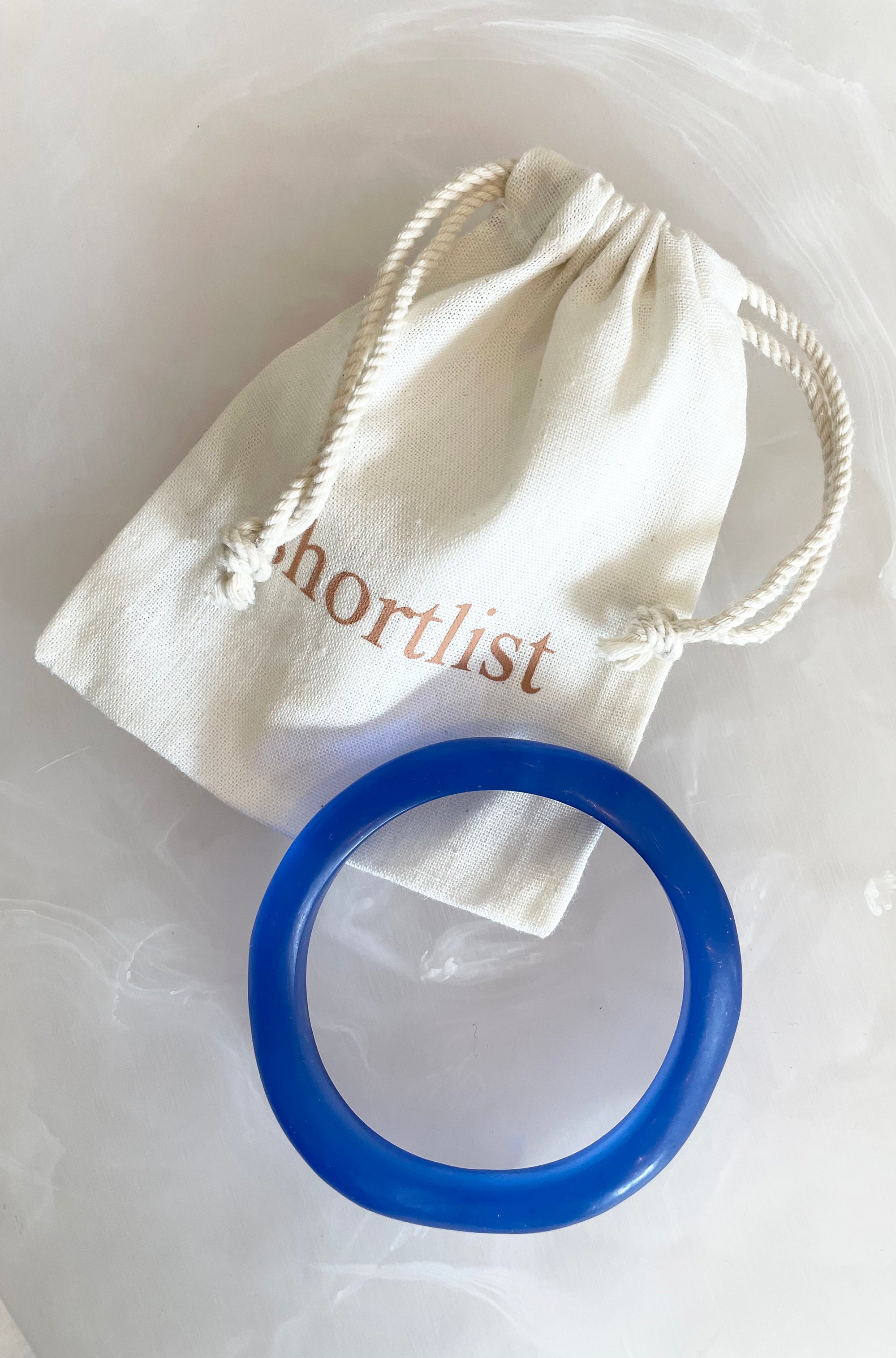 RESIN WAVY BANGLE BLUE