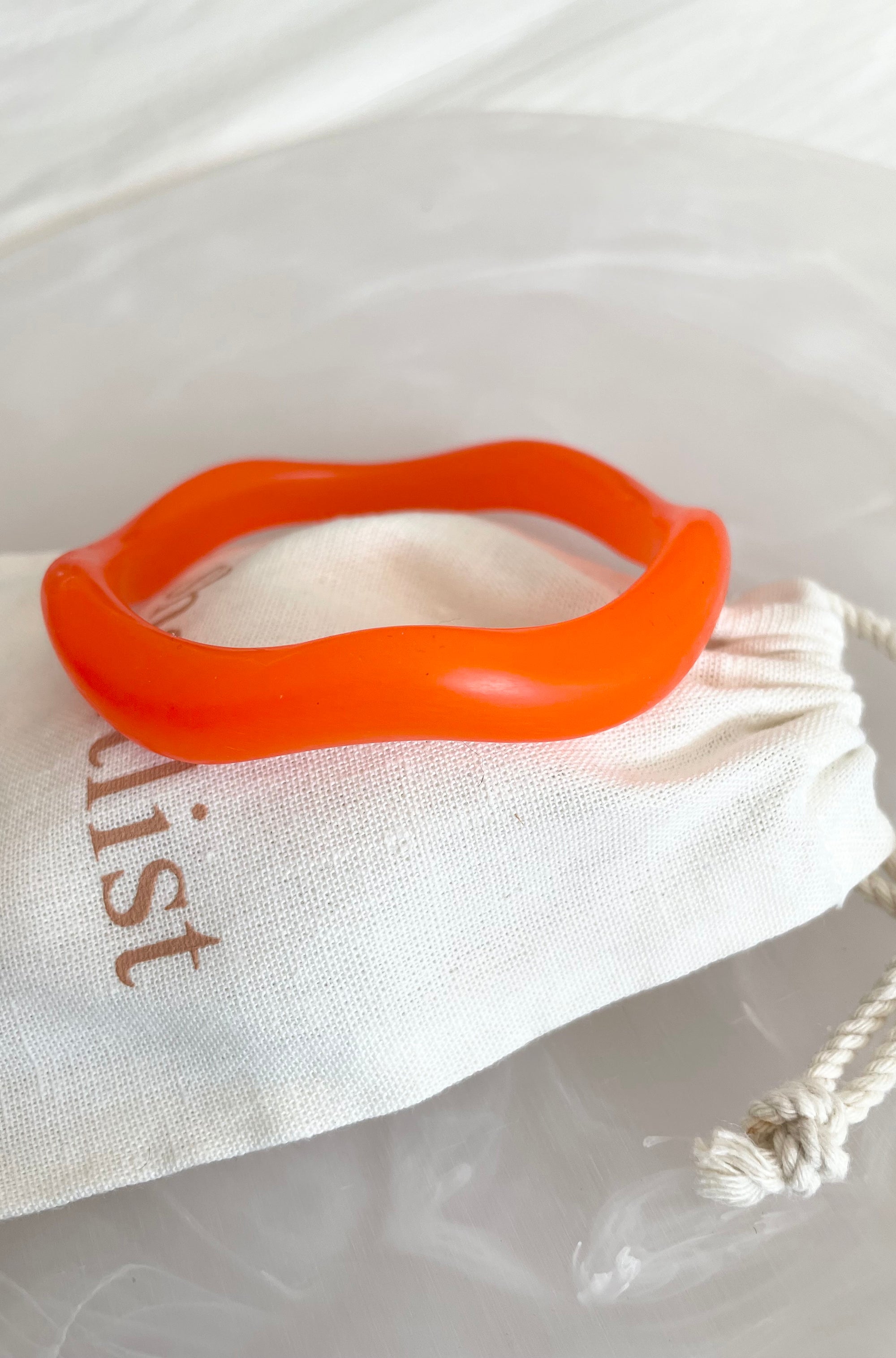 RESIN WAVY BANGLE BRIGHT ORANGE