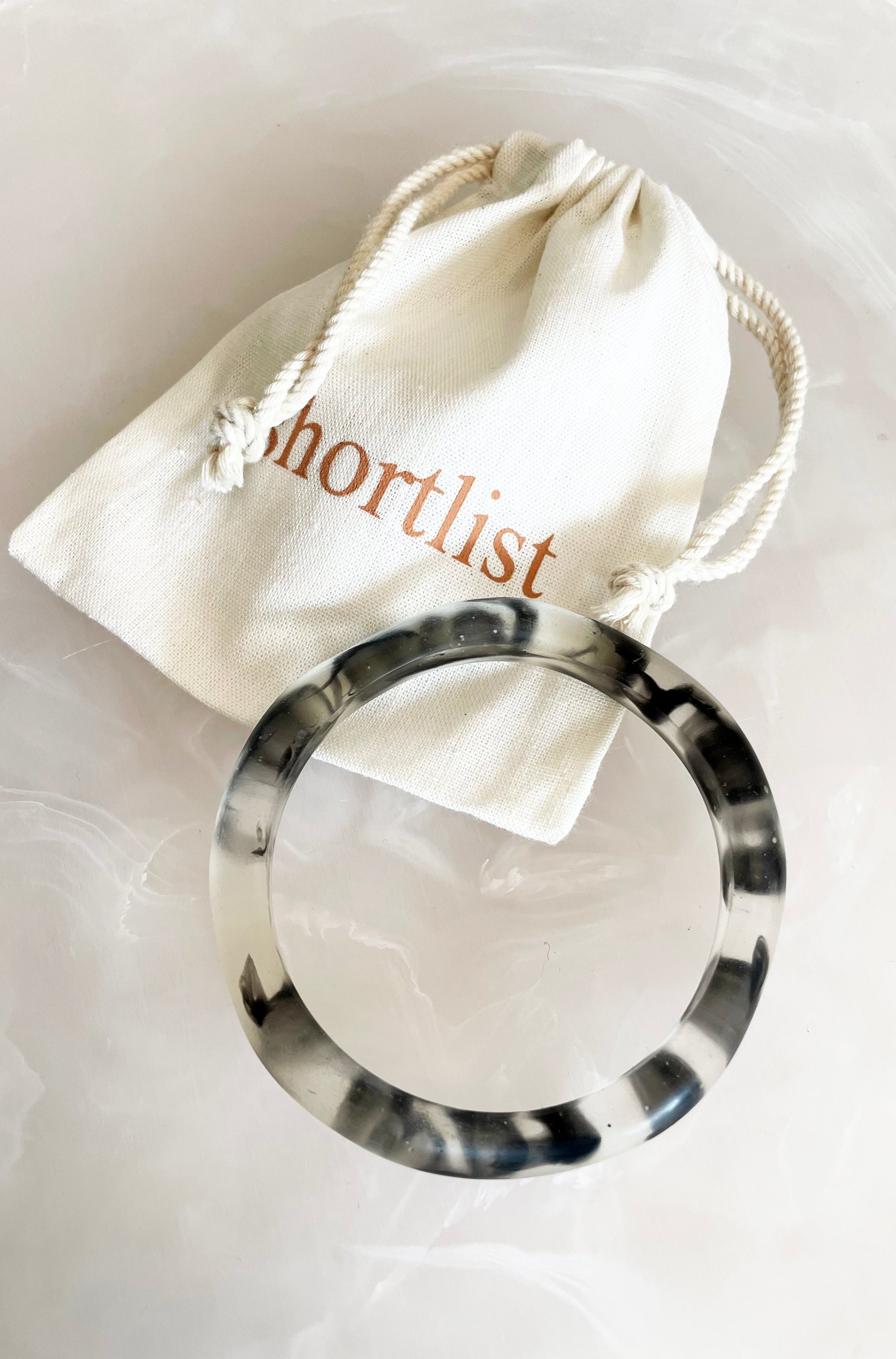 RESIN WAVY BANGLE CLEAR/BLACK