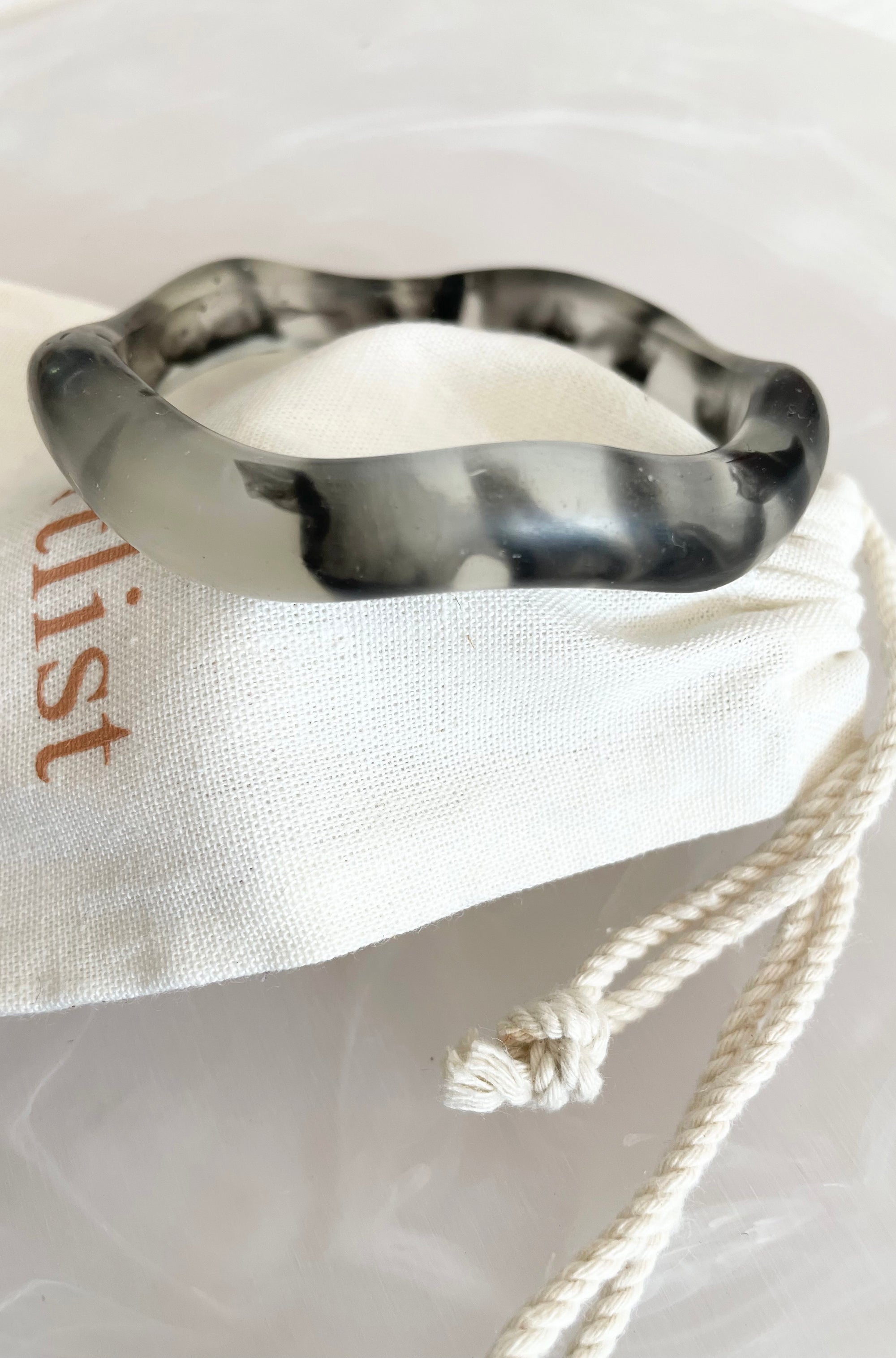 RESIN WAVY BANGLE CLEAR/BLACK
