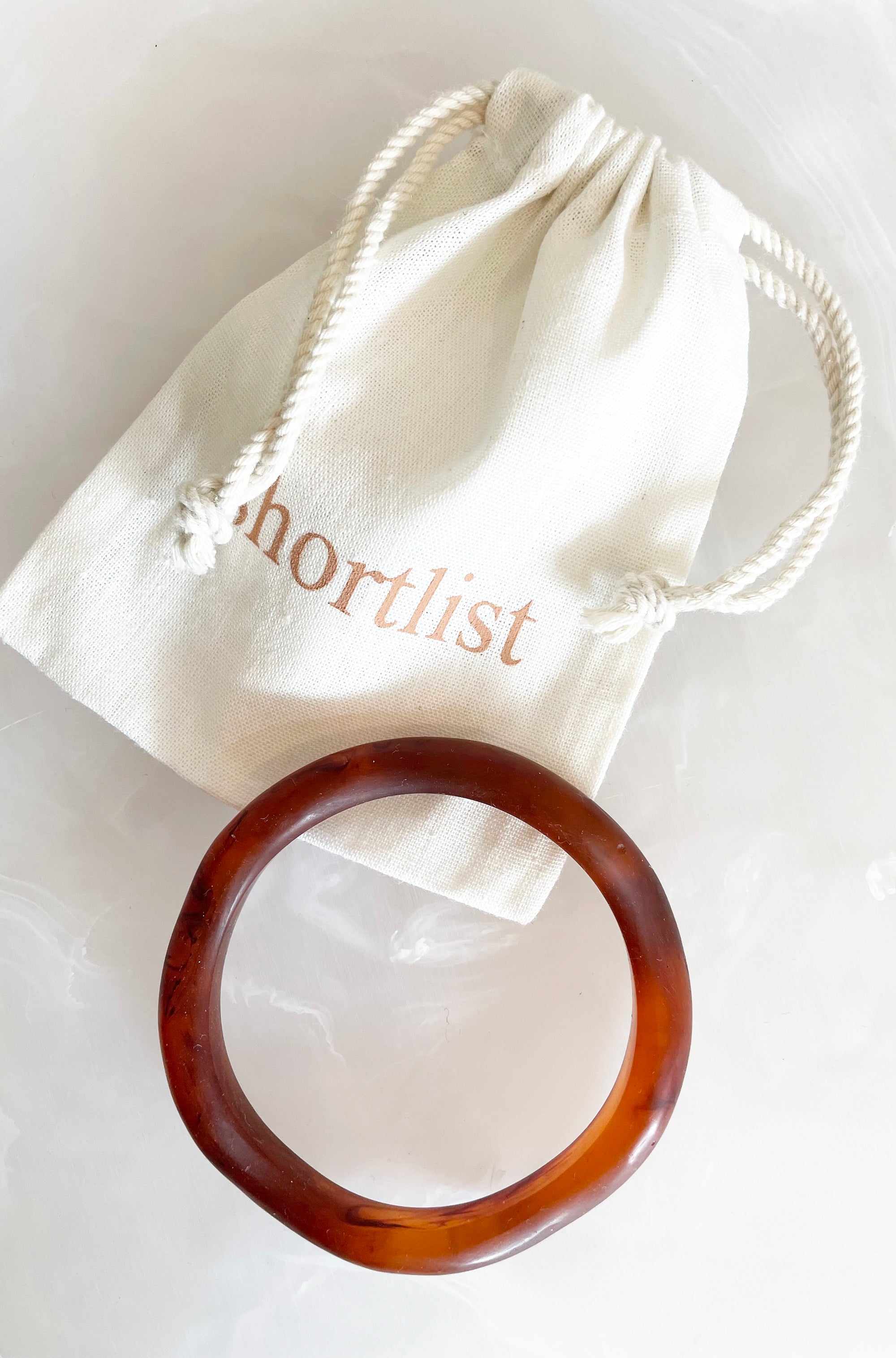 RESIN WAVY BANGLE DARK AMBER