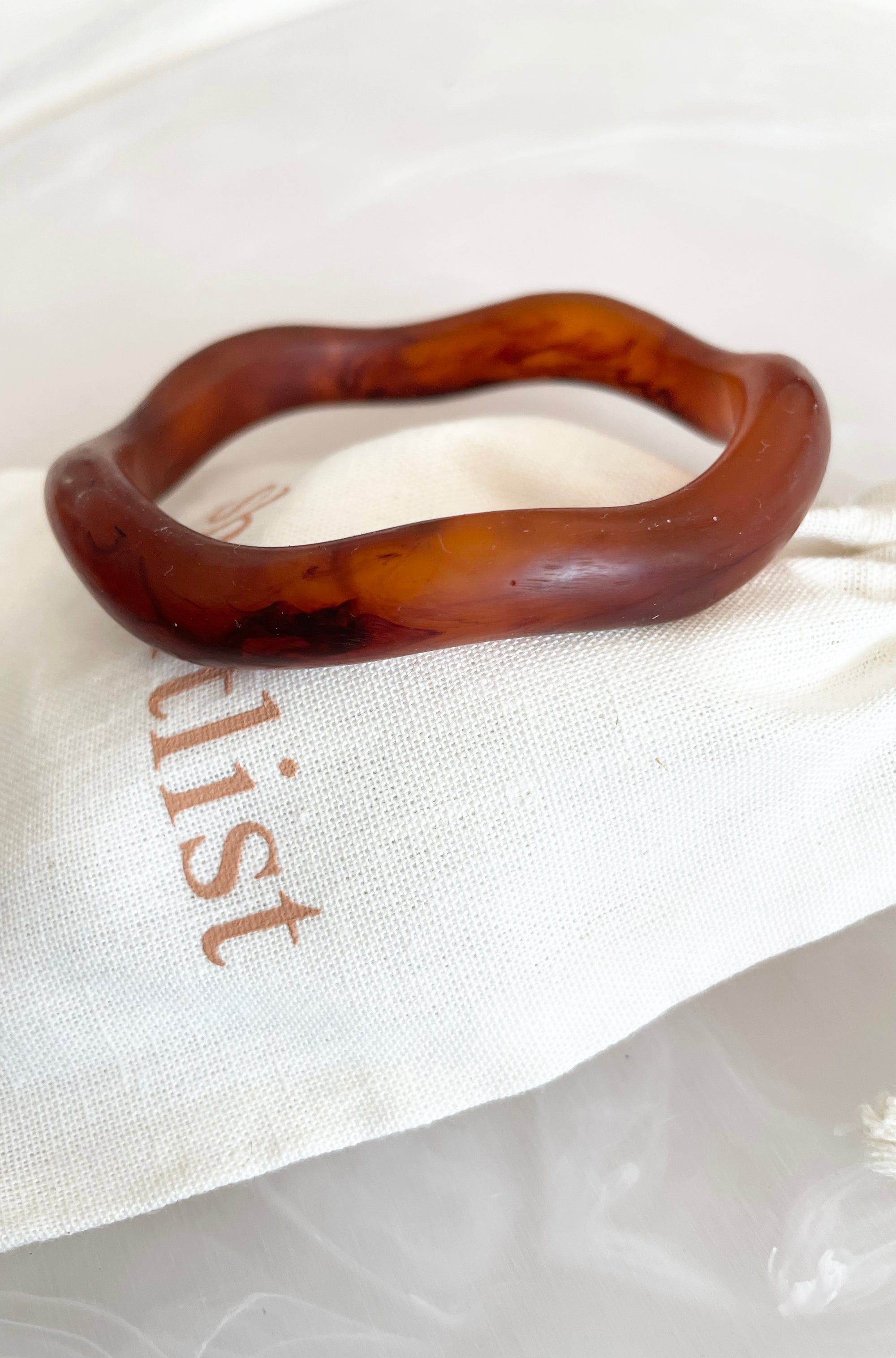 RESIN WAVY BANGLE DARK AMBER