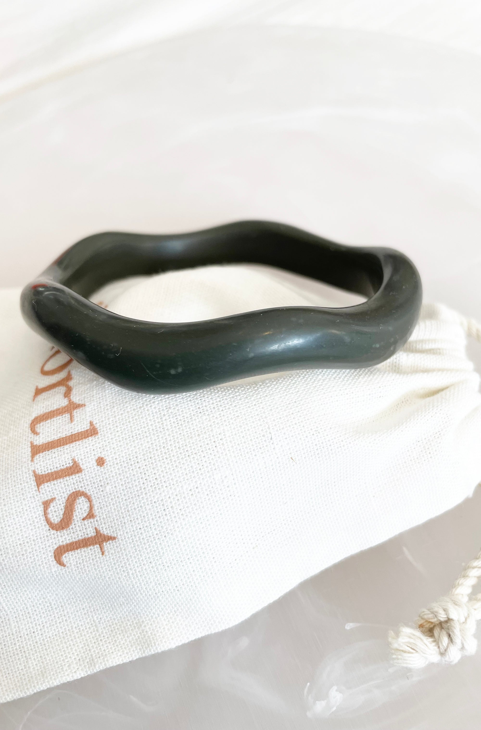 RESIN WAVY BANGLE DARK OLIVE