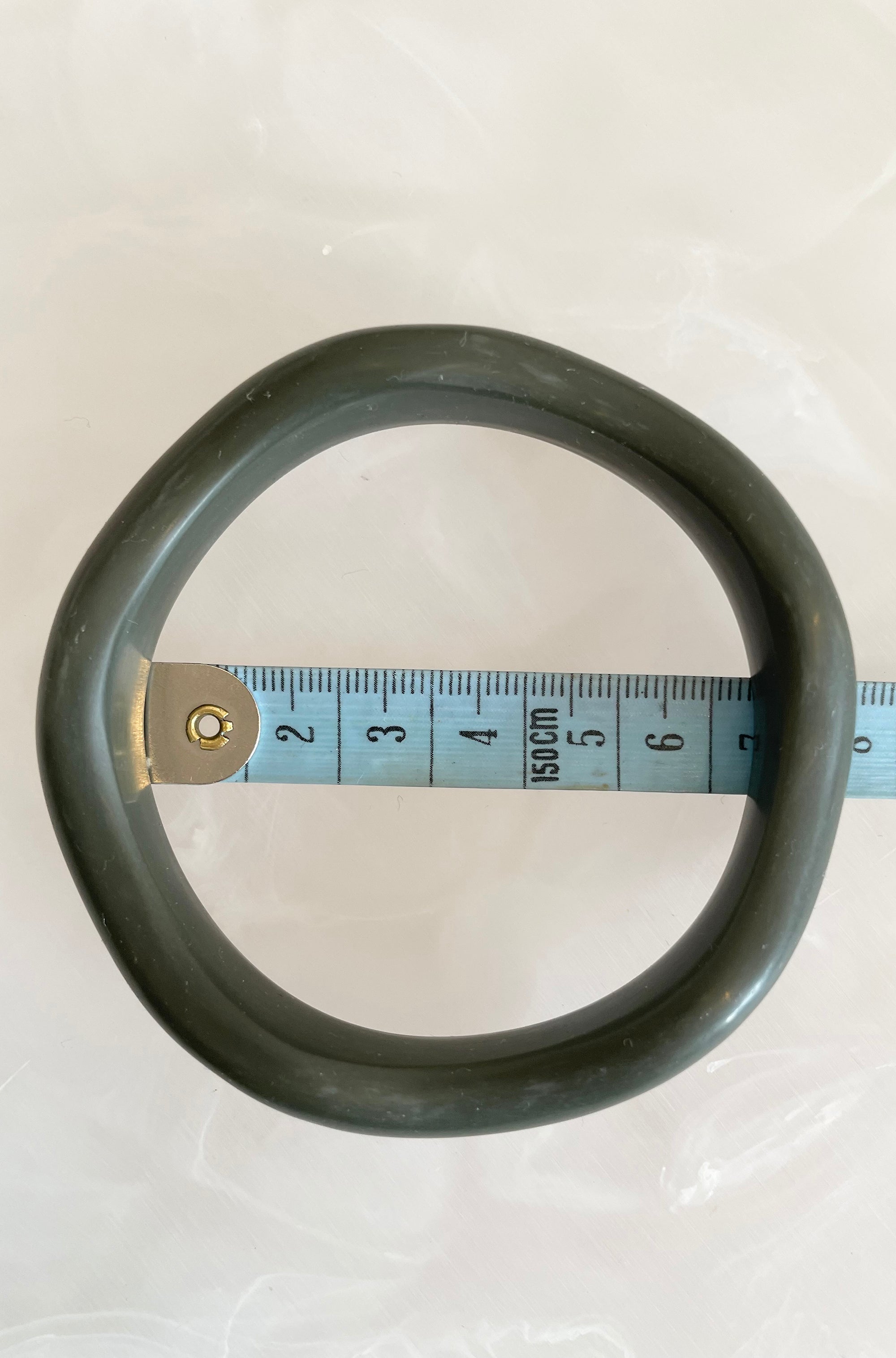 RESIN WAVY BANGLE DARK OLIVE