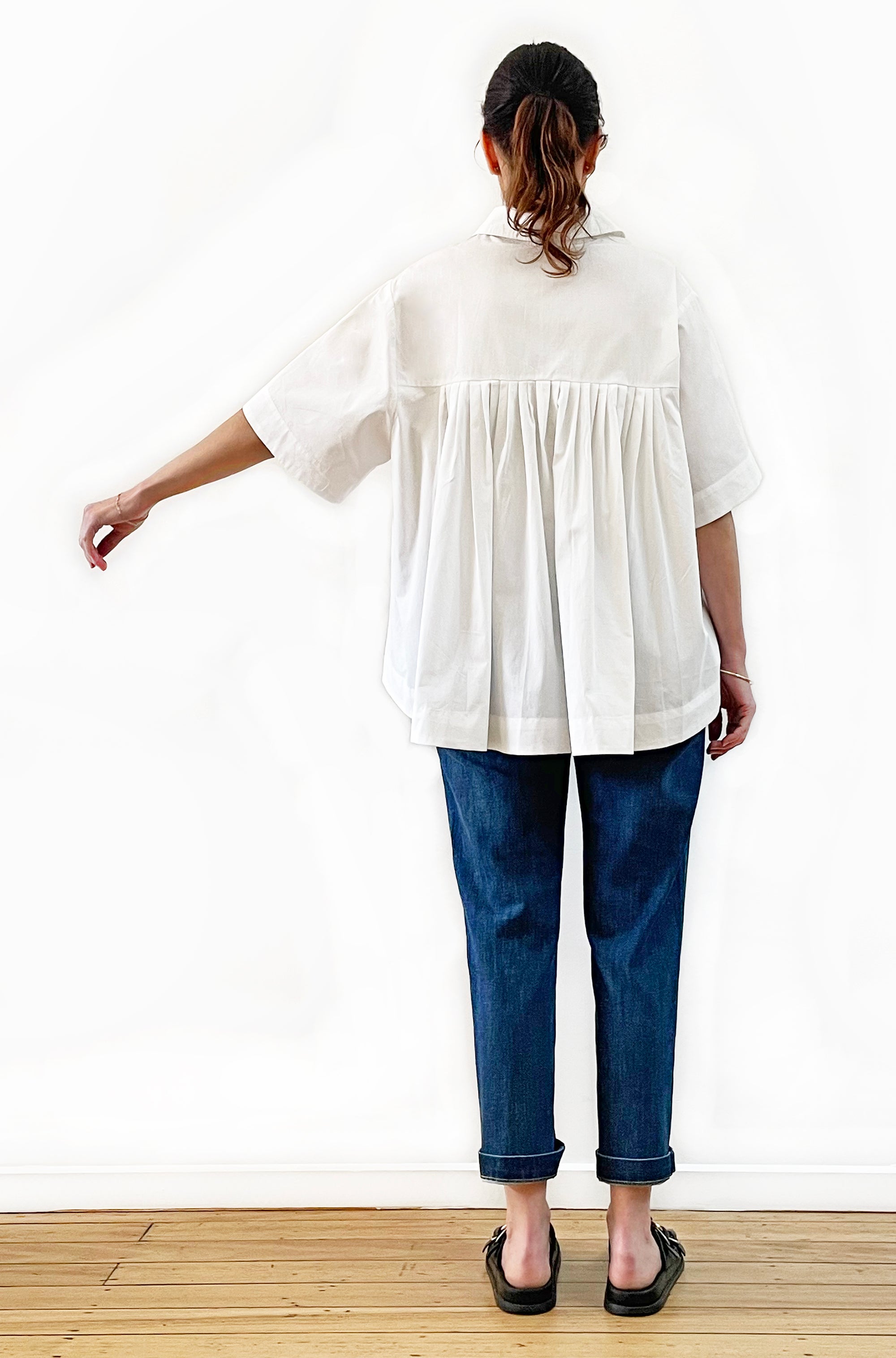 COTTON GATHERED BACK SWING SHIRT WHITE
