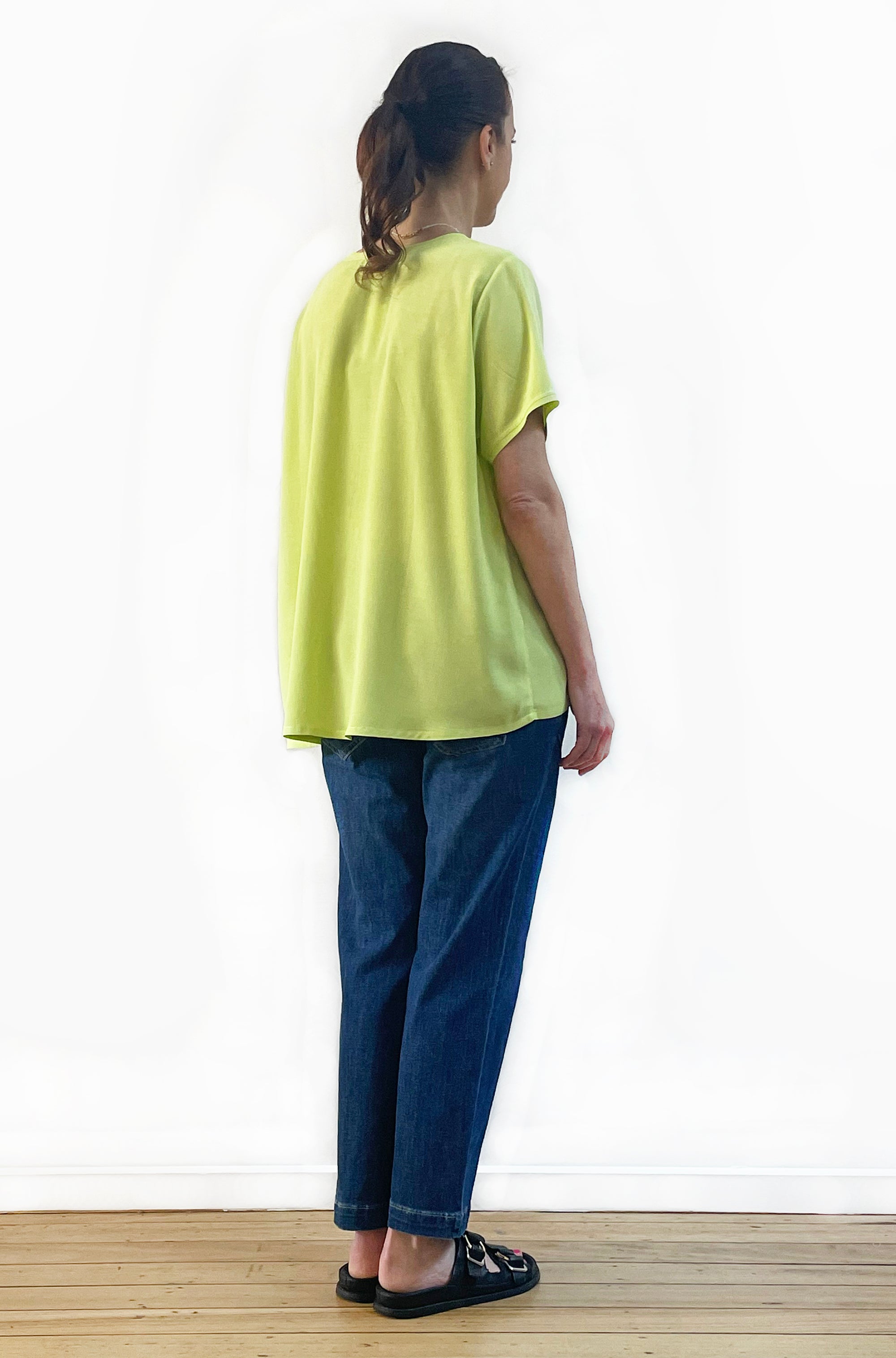 VISCOSE SHORT SLEEVE V-NECK TOP LIME