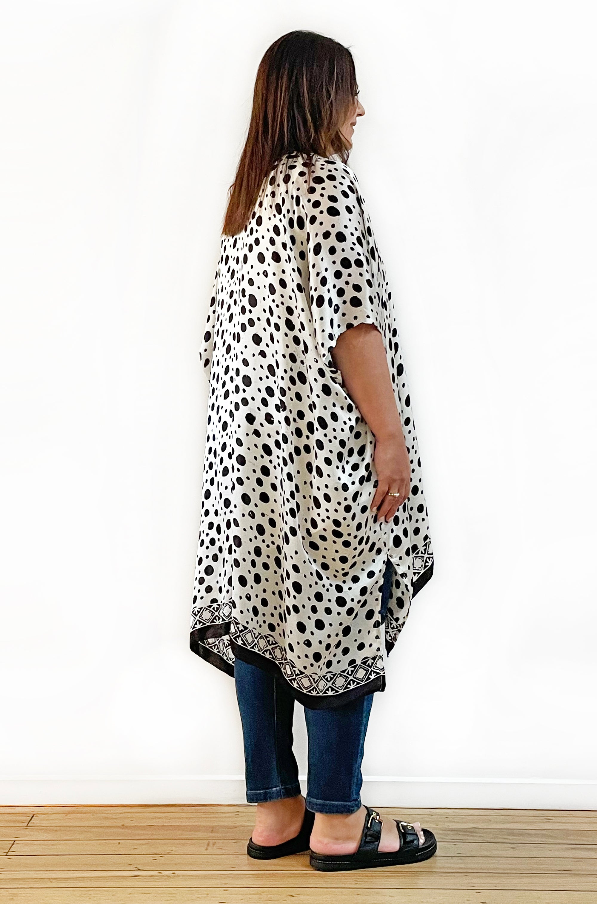 SILK KIMONO IN BLACK AND IVORY SPOT PRINT