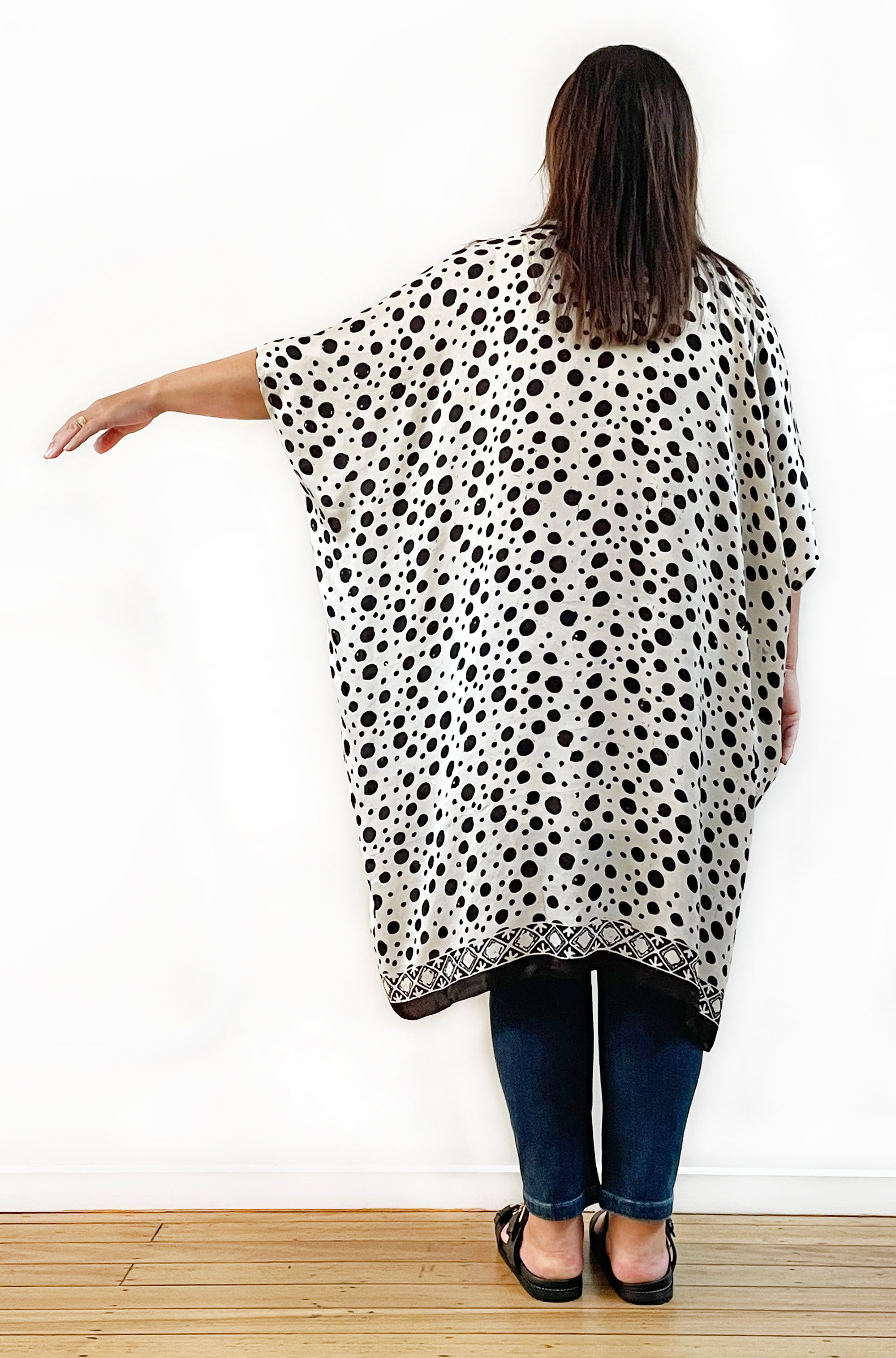 SILK KIMONO IN BLACK AND IVORY SPOT PRINT