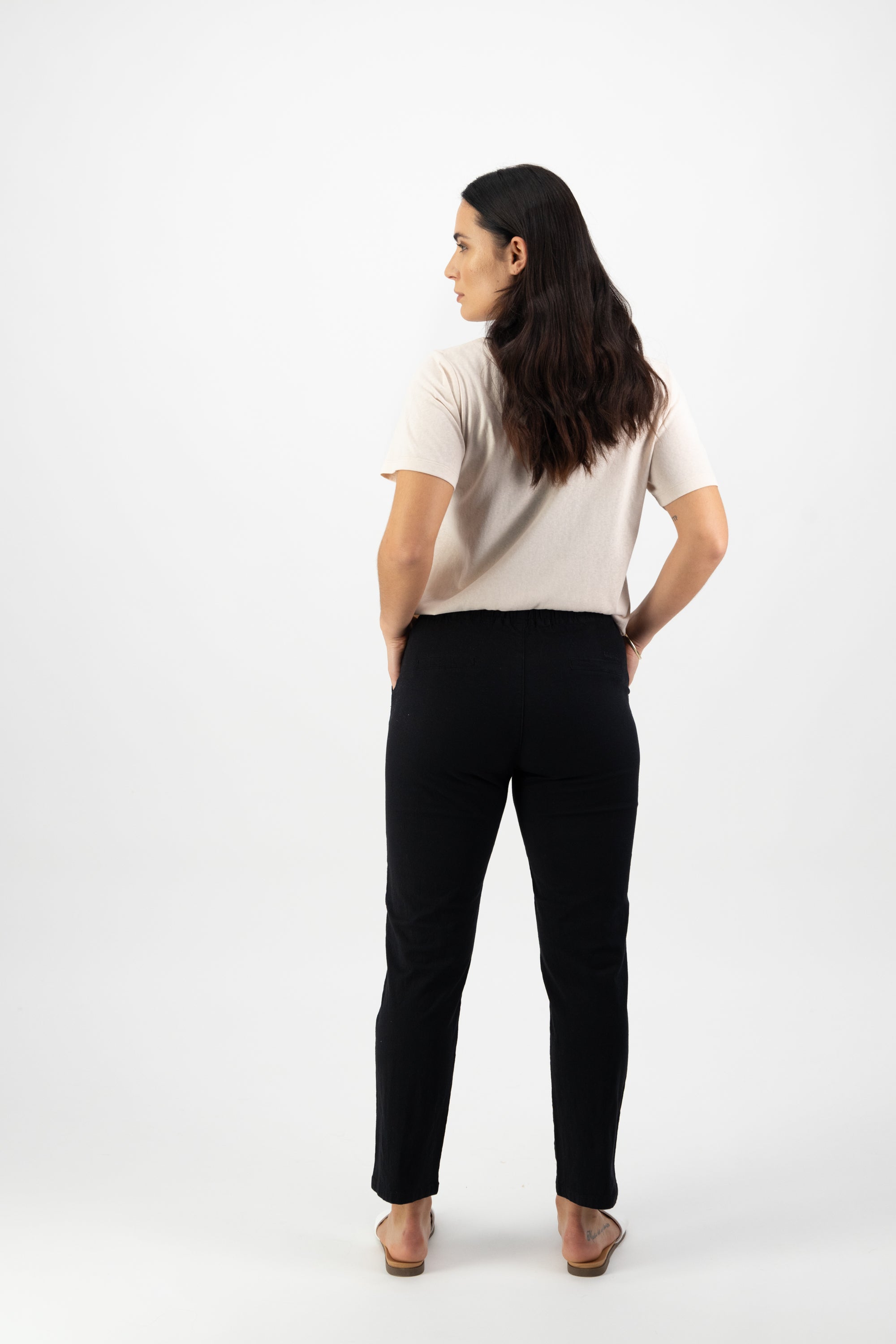 VASSALLI 7/8 SLIM LEG ELASTIC WAIST PANT BLACK