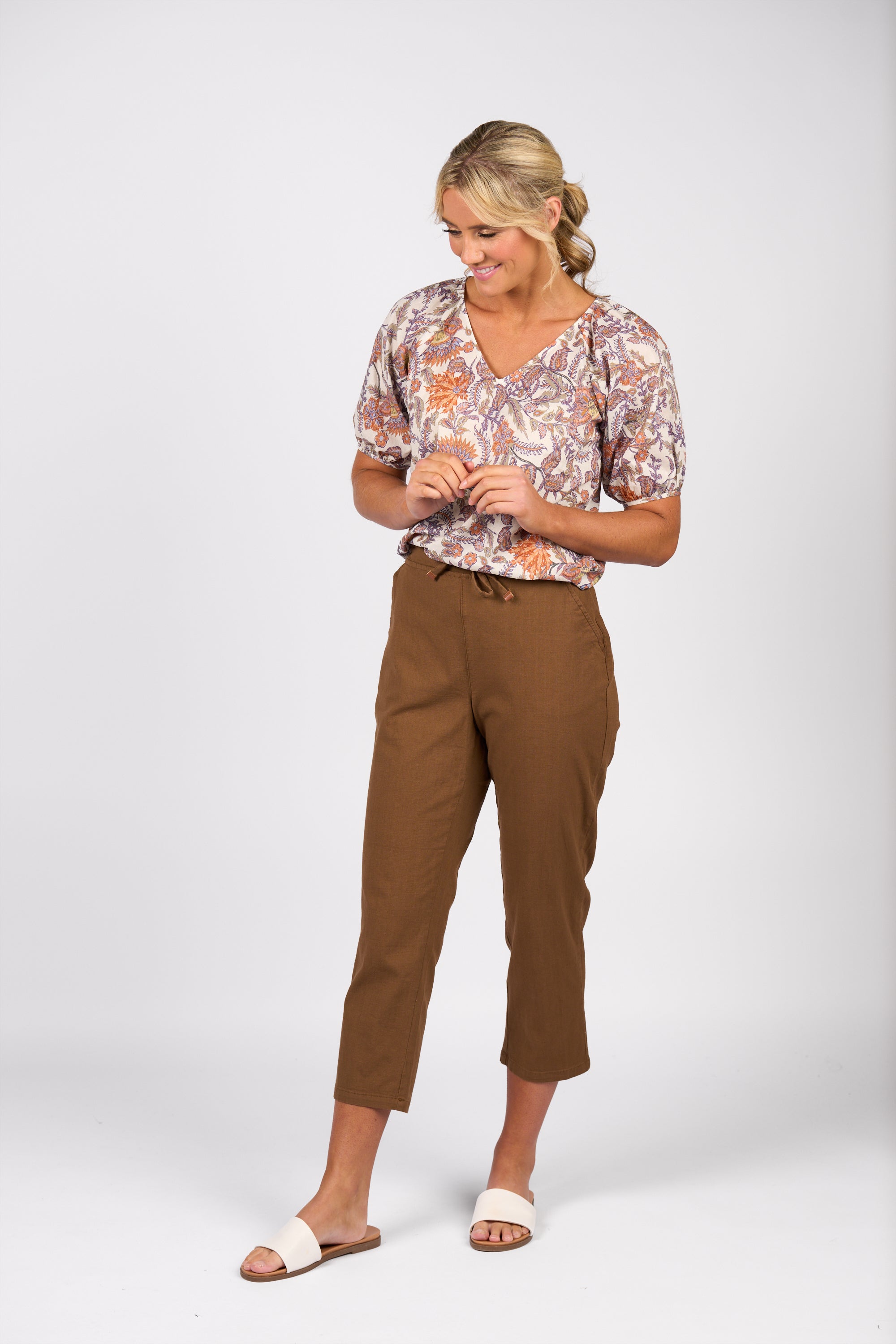 VASSALLI 7/8 SLIM LEG ELASTIC WAIST PANT PECAN