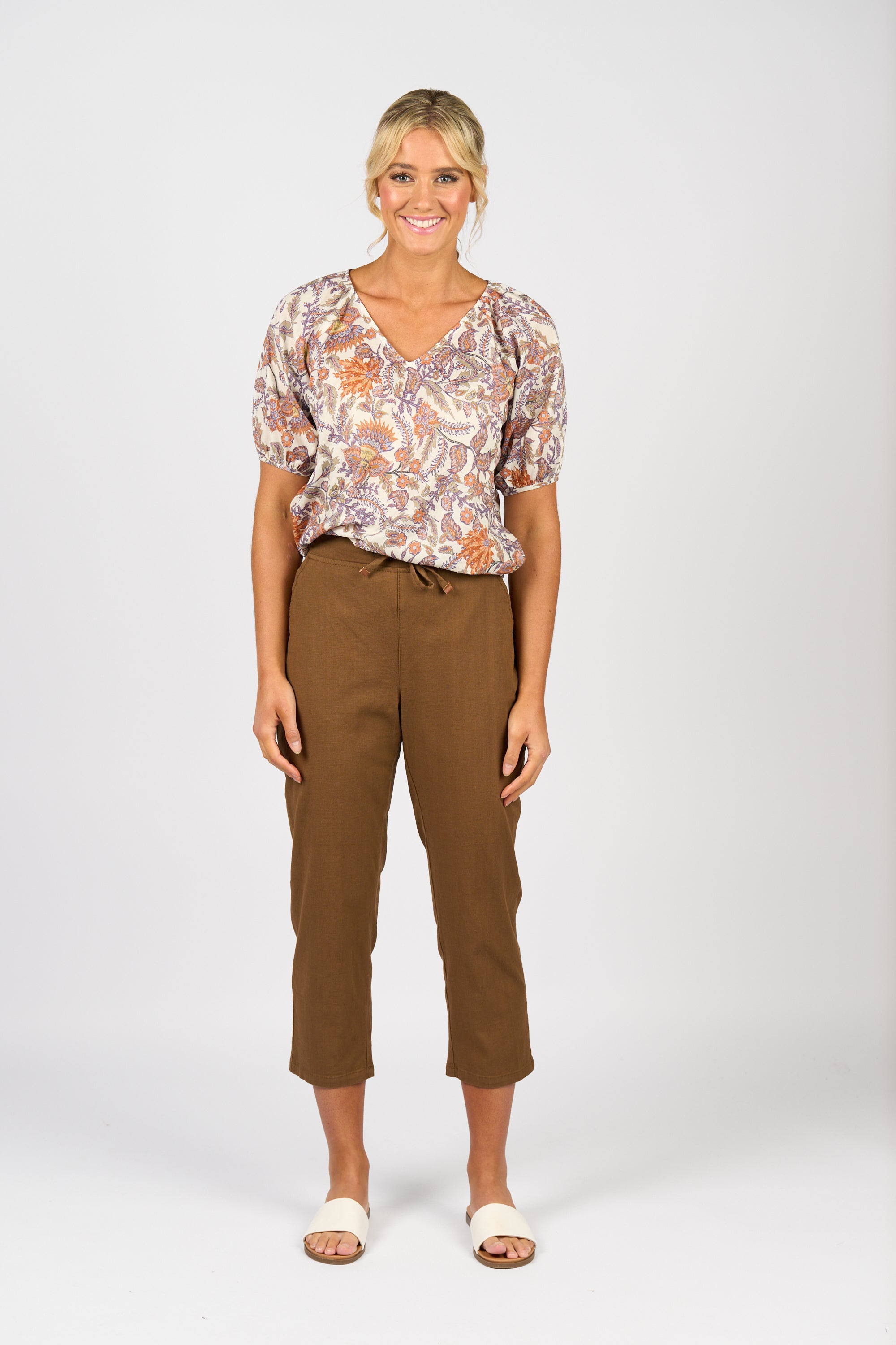 VASSALLI 7/8 SLIM LEG ELASTIC WAIST PANT PECAN