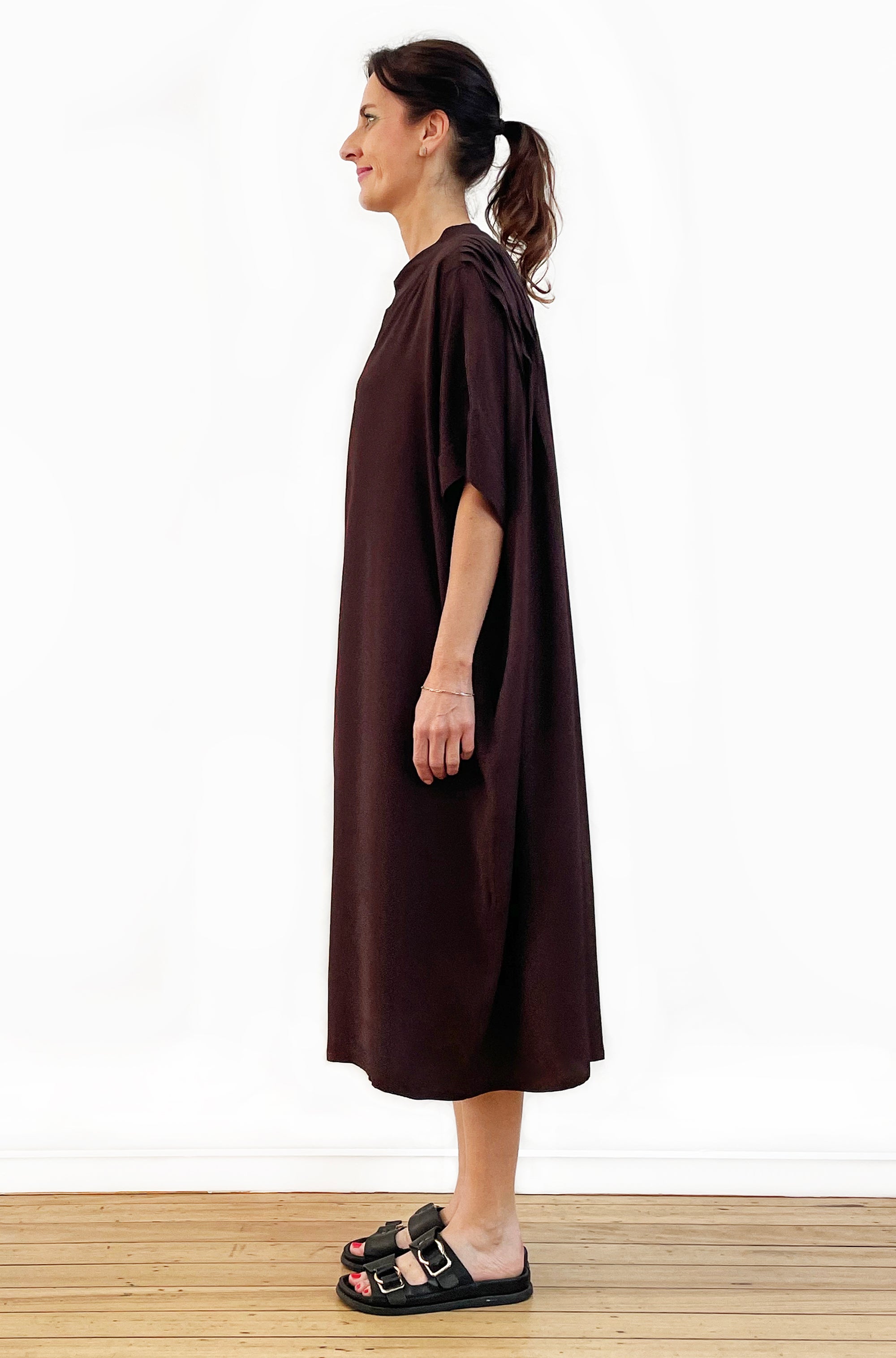 VISCOSE PLEAT BACK DRESS CHOCOLATE