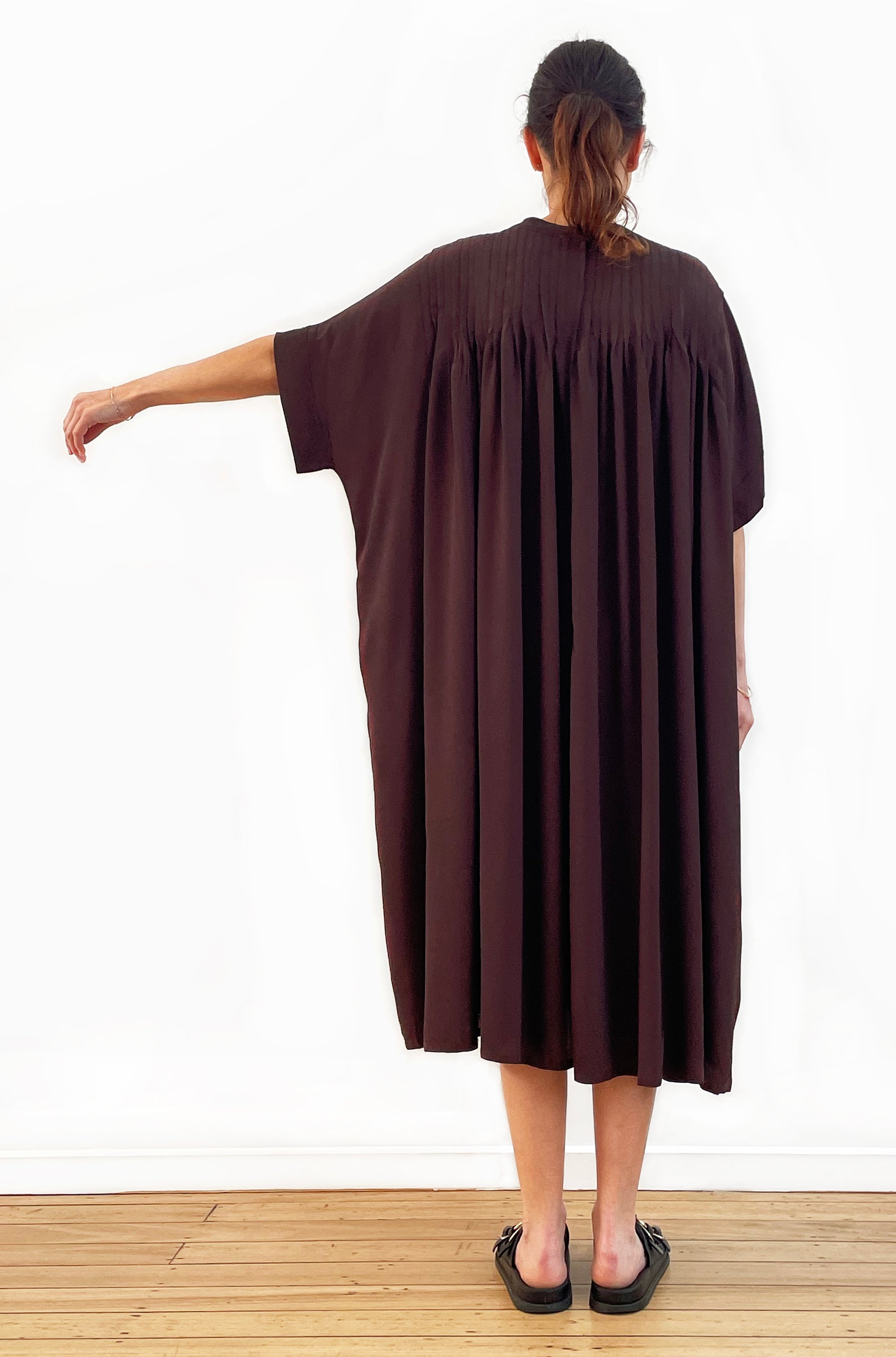 VISCOSE PLEAT BACK DRESS CHOCOLATE