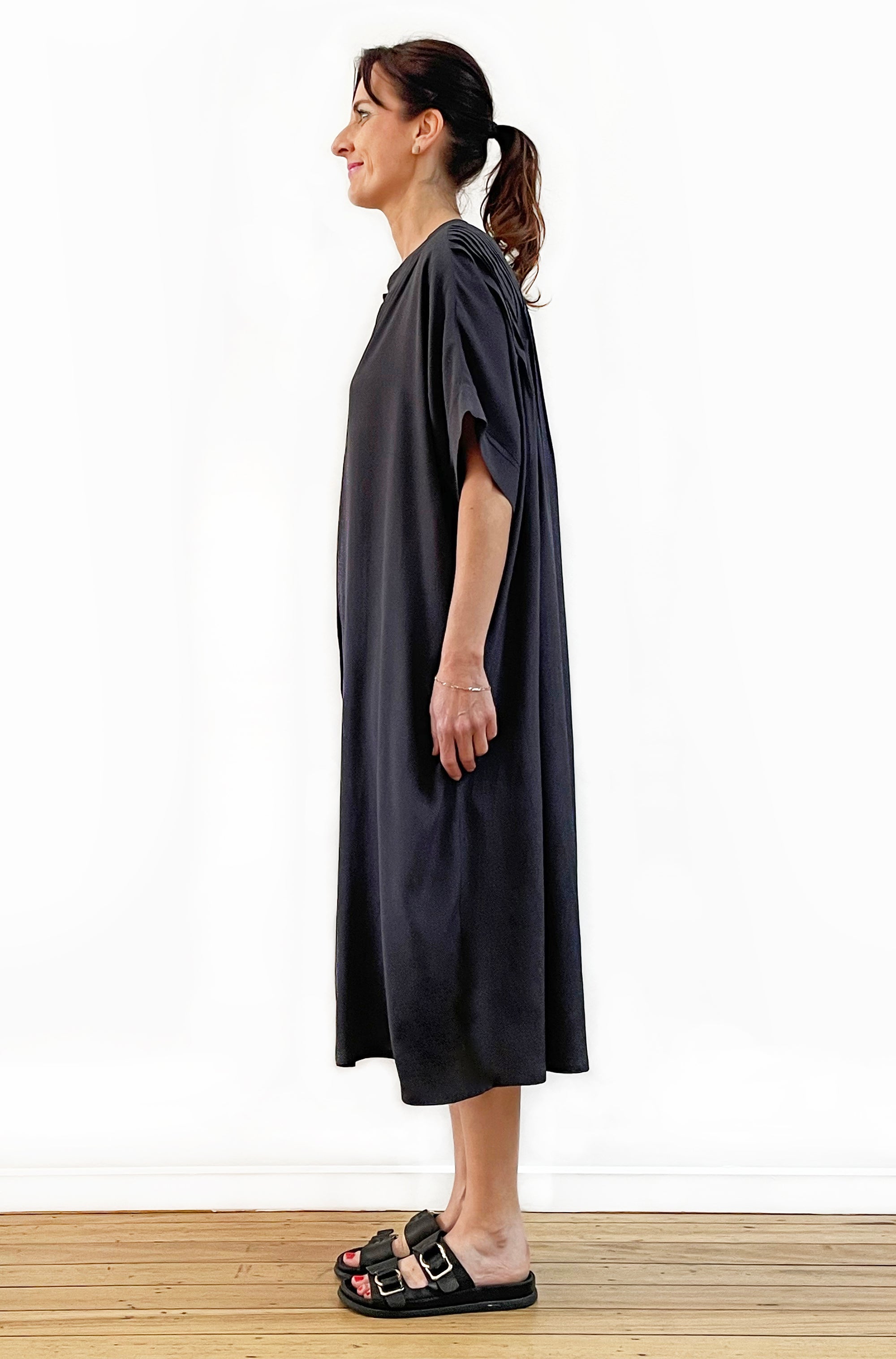 VISCOSE PLEAT BACK DRESS LEAD GREY