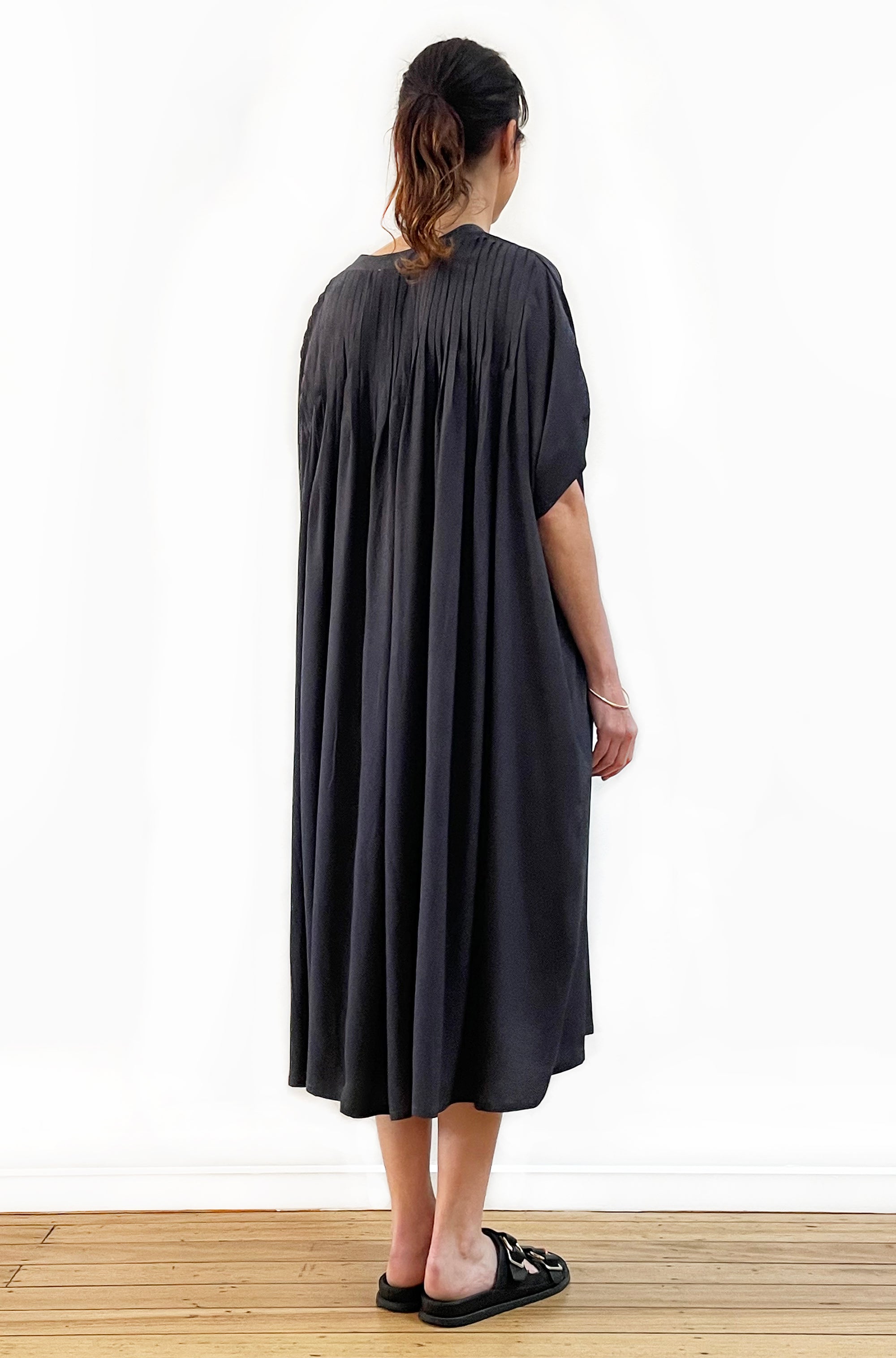 VISCOSE PLEAT BACK DRESS LEAD GREY